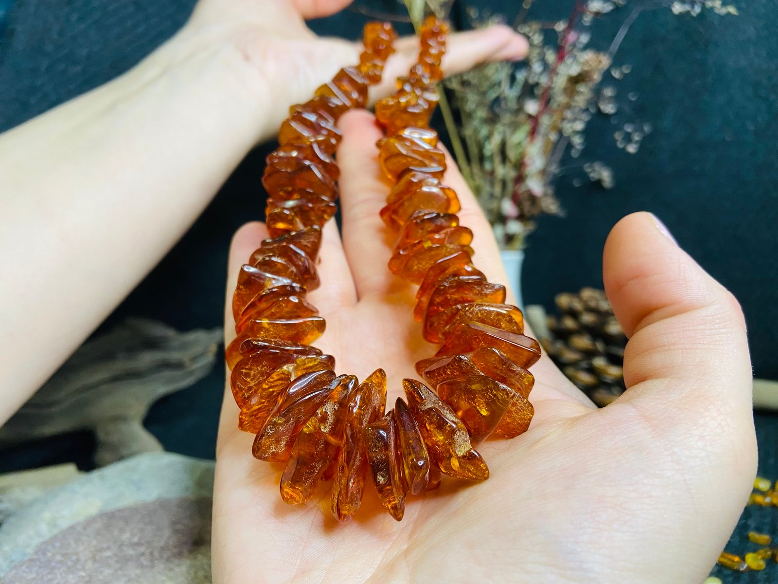 img_2882.jpg Lielizmēra šķelto pērlīšu kaklarota dzidrā konjaka krāsā