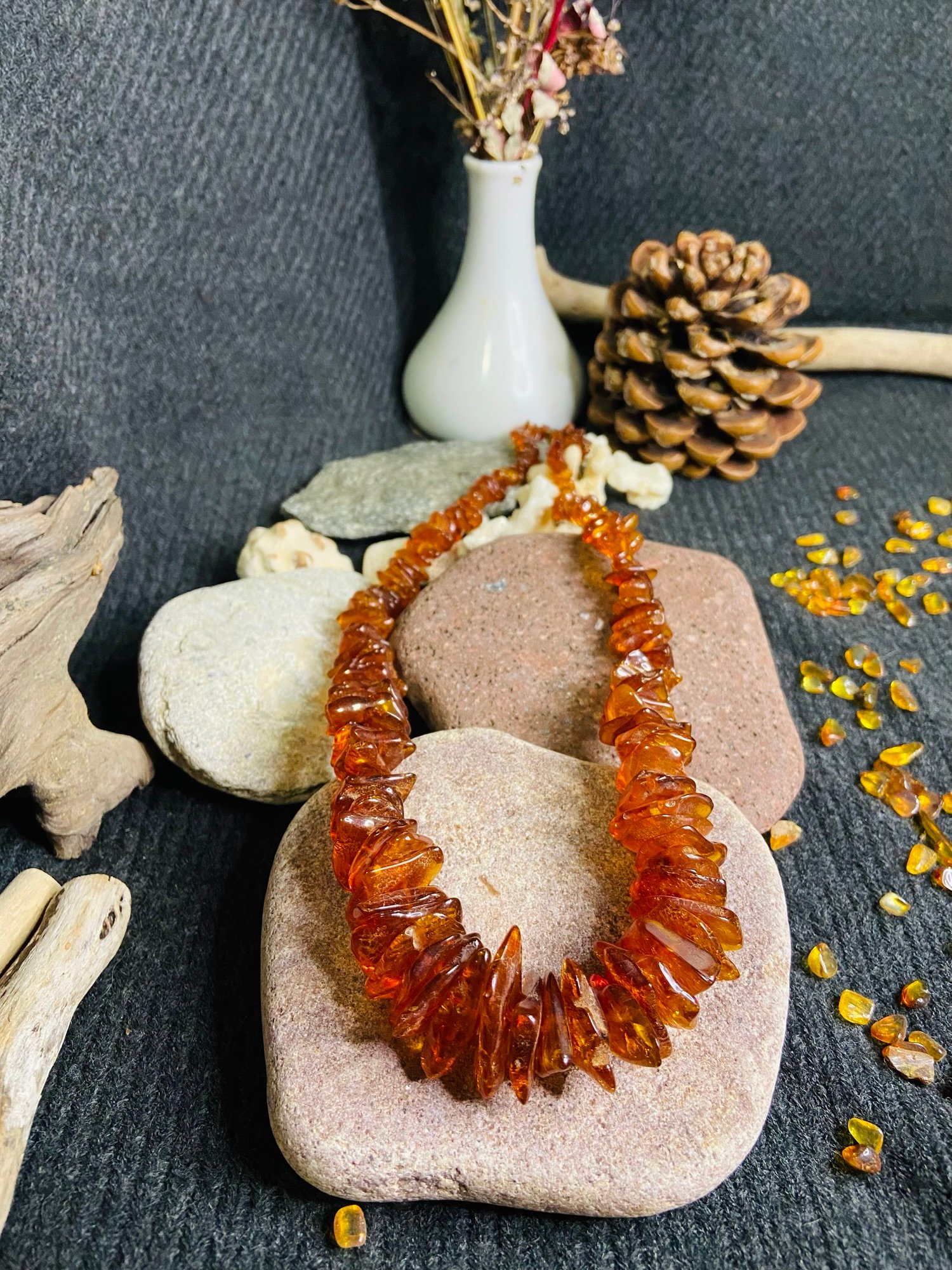 img_2883.jpg Lielizmēra šķelto pērlīšu kaklarota dzidrā konjaka krāsā