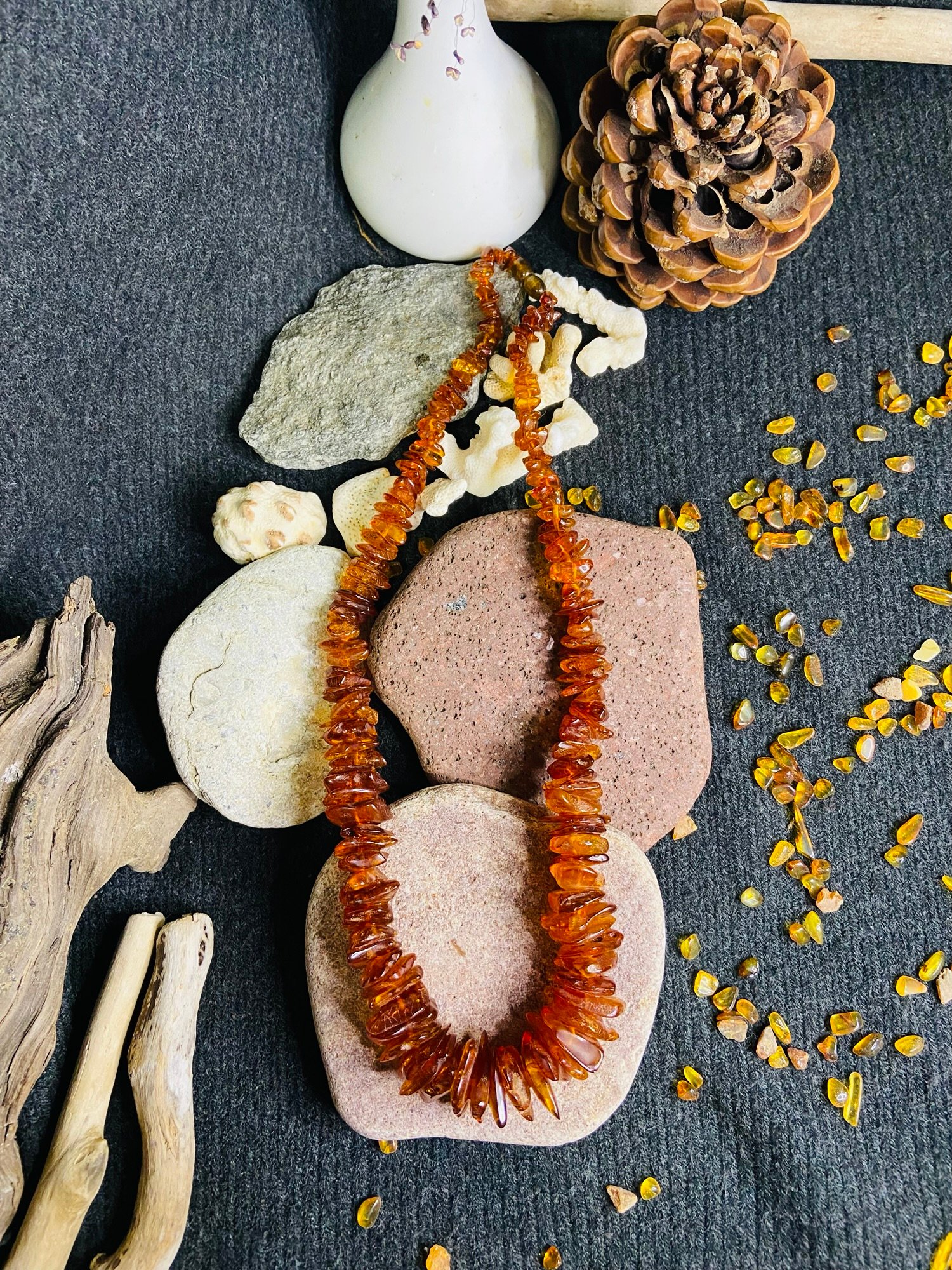 img_2884.jpg Lielizmēra šķelto pērlīšu kaklarota dzidrā konjaka krāsā