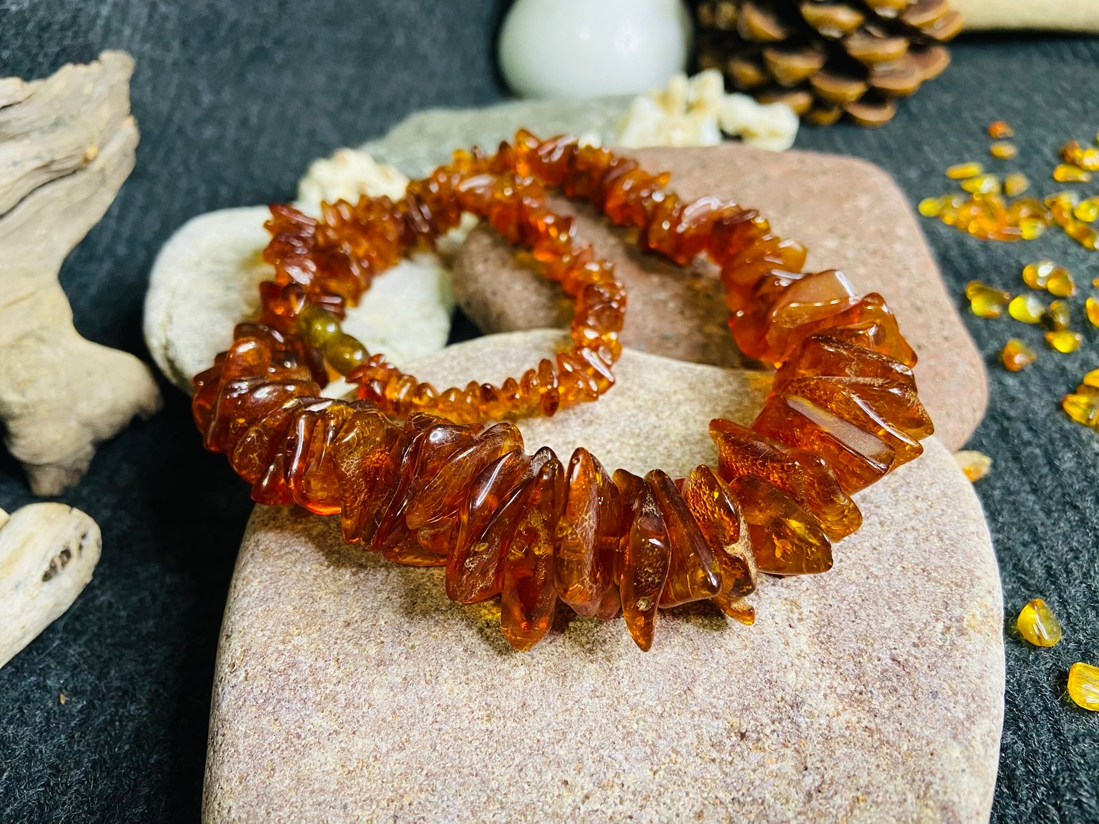 img_2886.jpg Lielizmēra šķelto pērlīšu kaklarota dzidrā konjaka krāsā