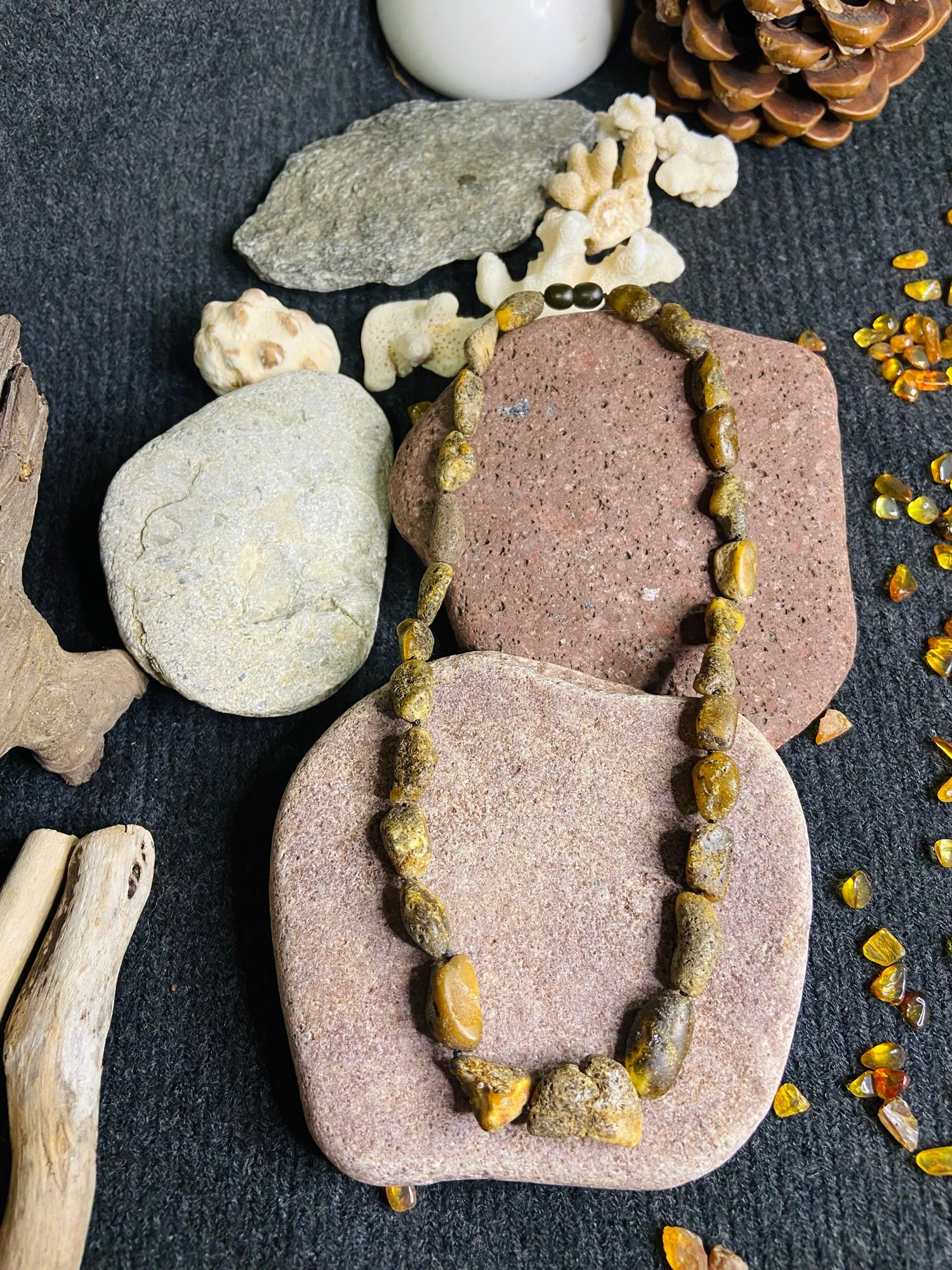 Neapstrādāta dzintara Kaklarotas un aproces komplekts