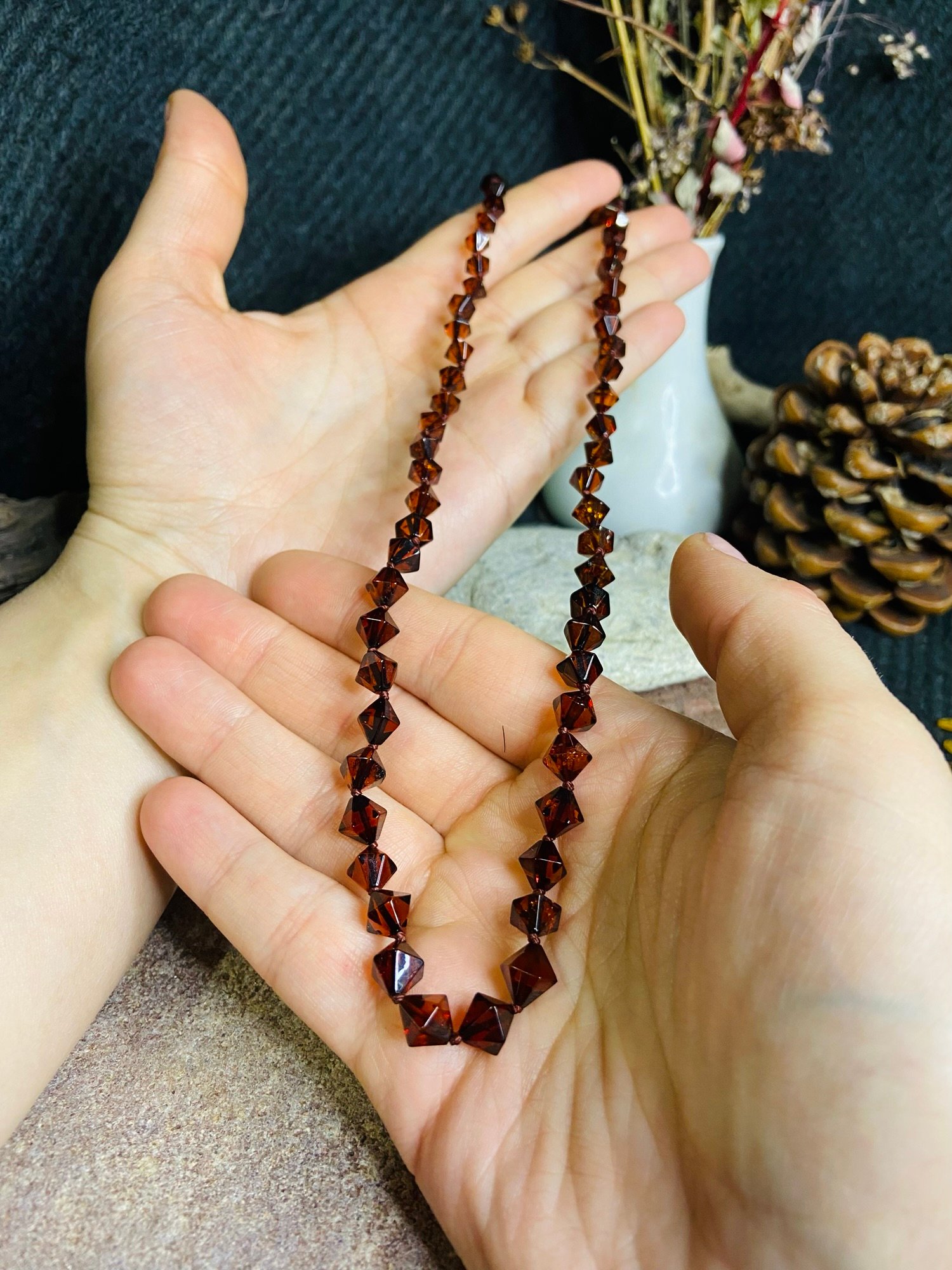 Romba formas delikāta dzintara kaklarota tumšā ķiršu krāsā