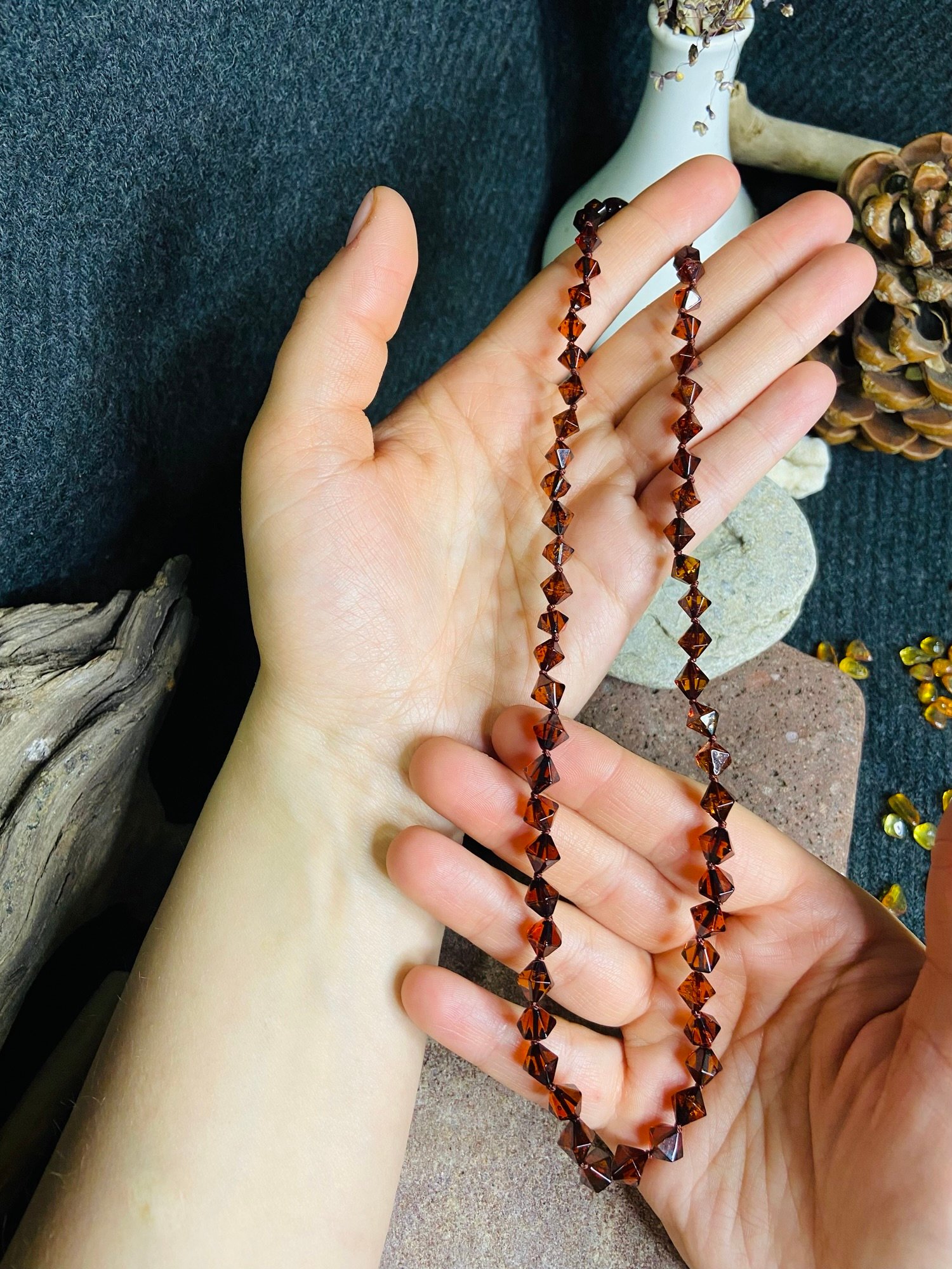 Romba formas delikāta dzintara kaklarota tumšā ķiršu krāsā