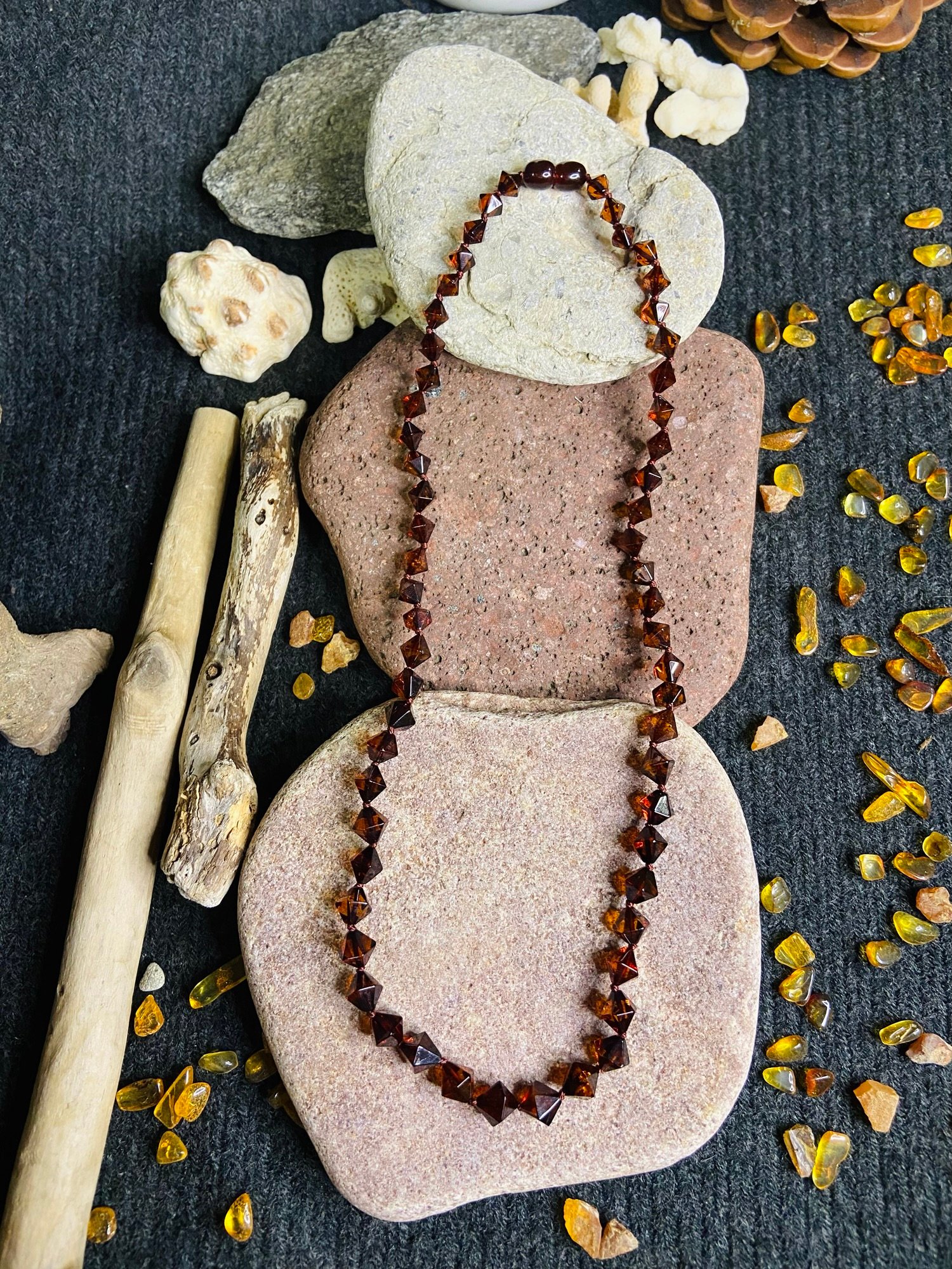 Romba formas delikāta dzintara kaklarota tumšā ķiršu krāsā