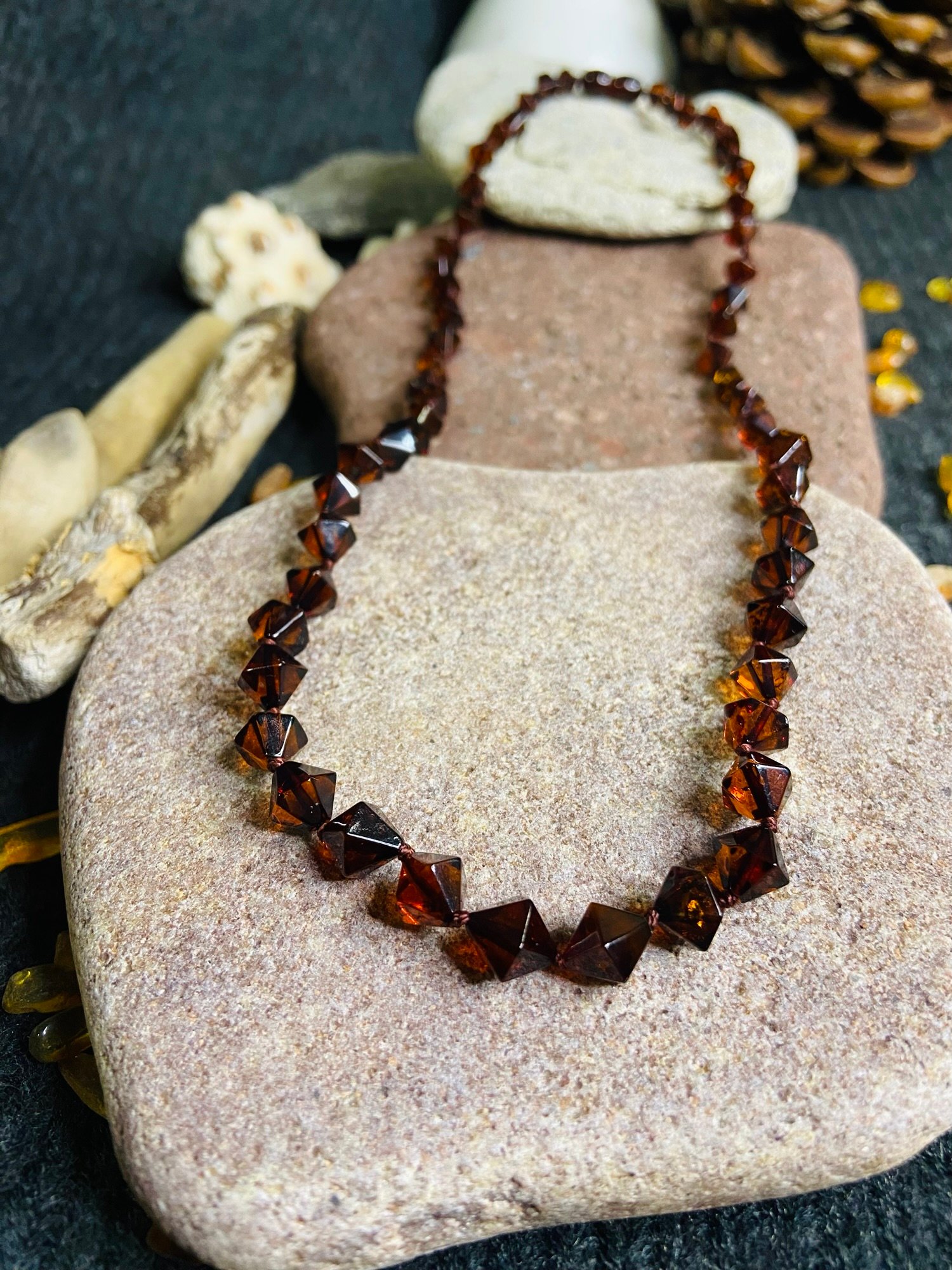 Romba formas delikāta dzintara kaklarota tumšā ķiršu krāsā