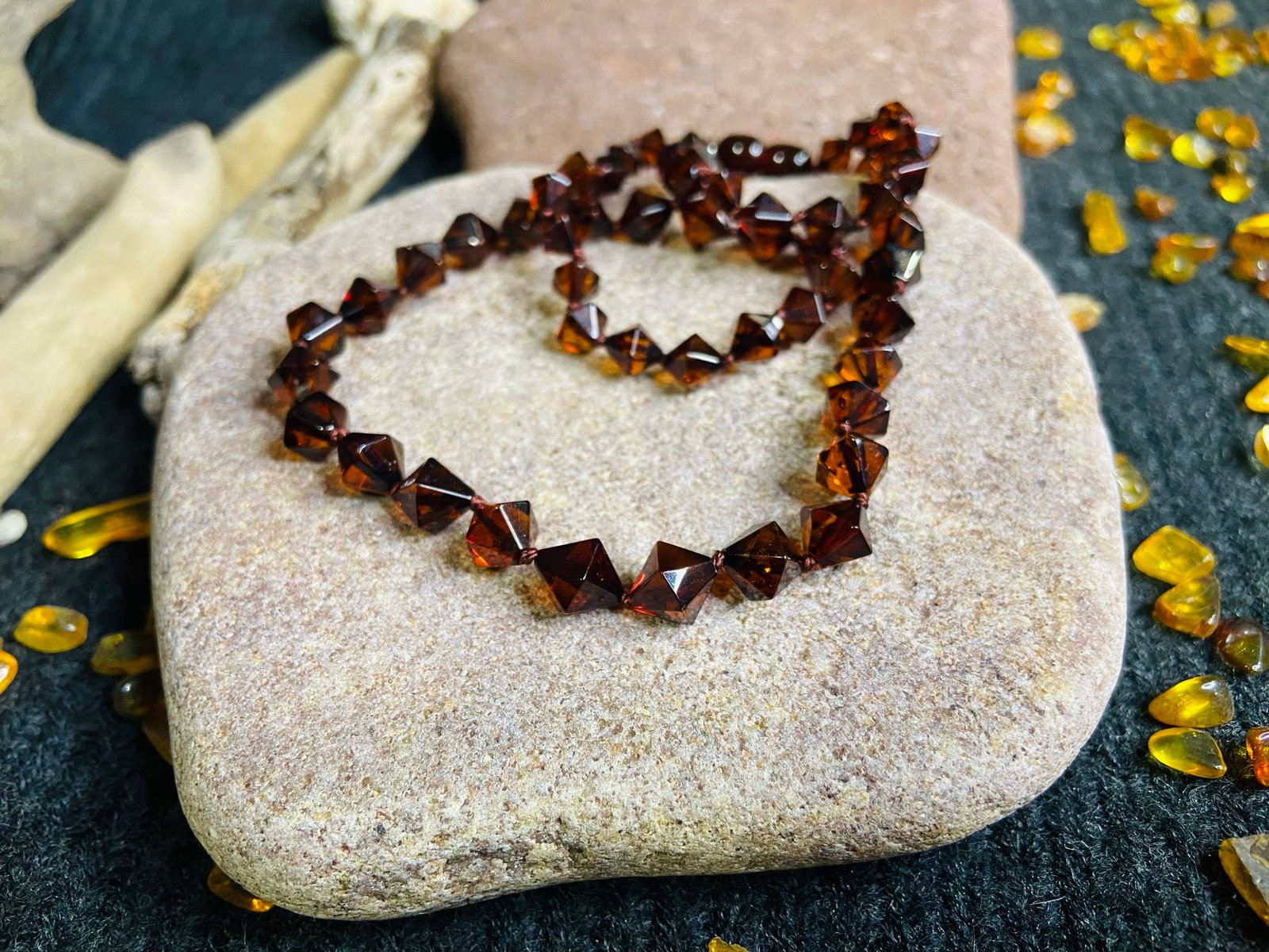 Romba formas delikāta dzintara kaklarota tumšā ķiršu krāsā