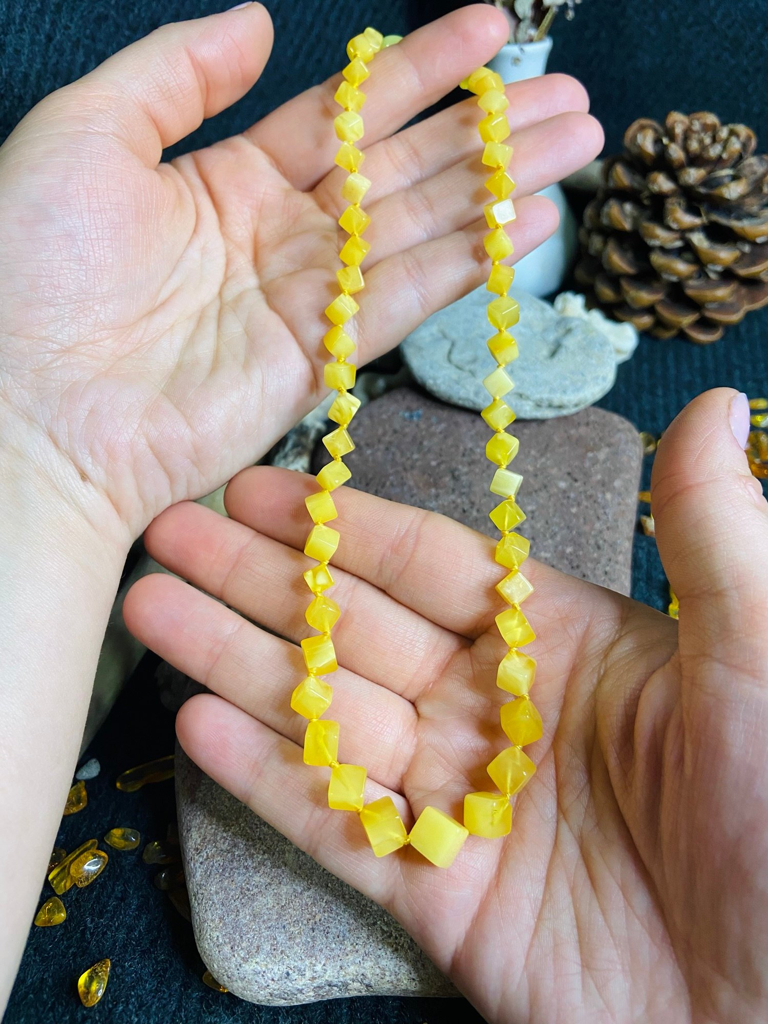 Kubveida formas delikāta dzintara kaklarota dzeltenā krāsā