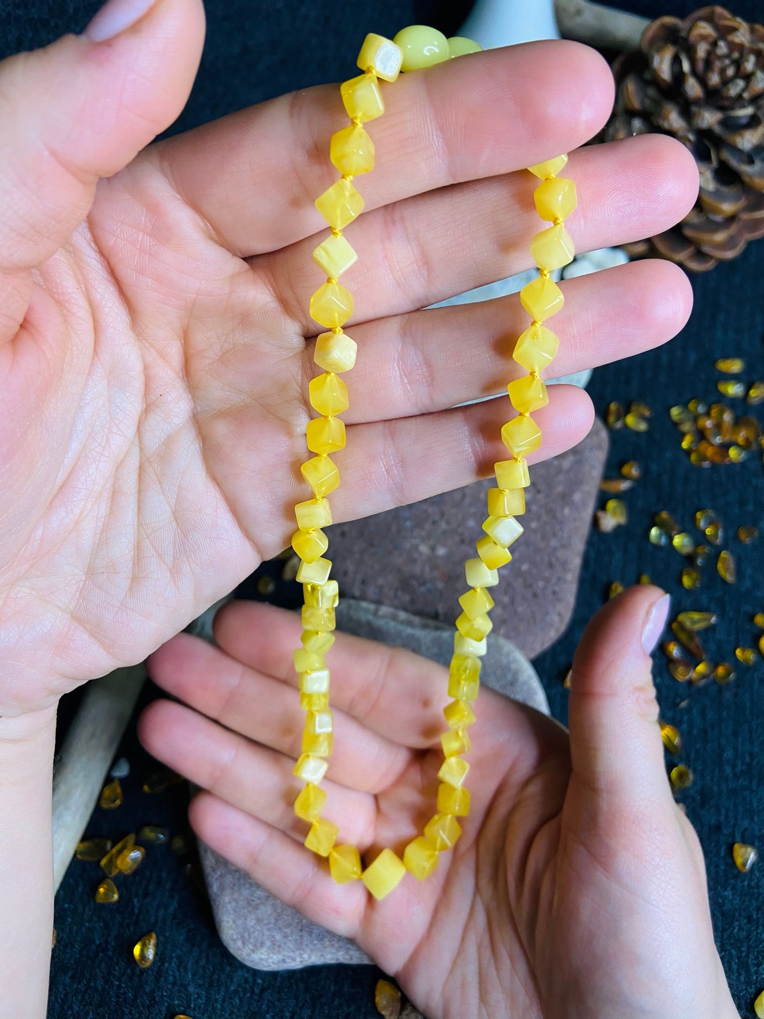 Kubveida formas delikāta dzintara kaklarota dzeltenā krāsā