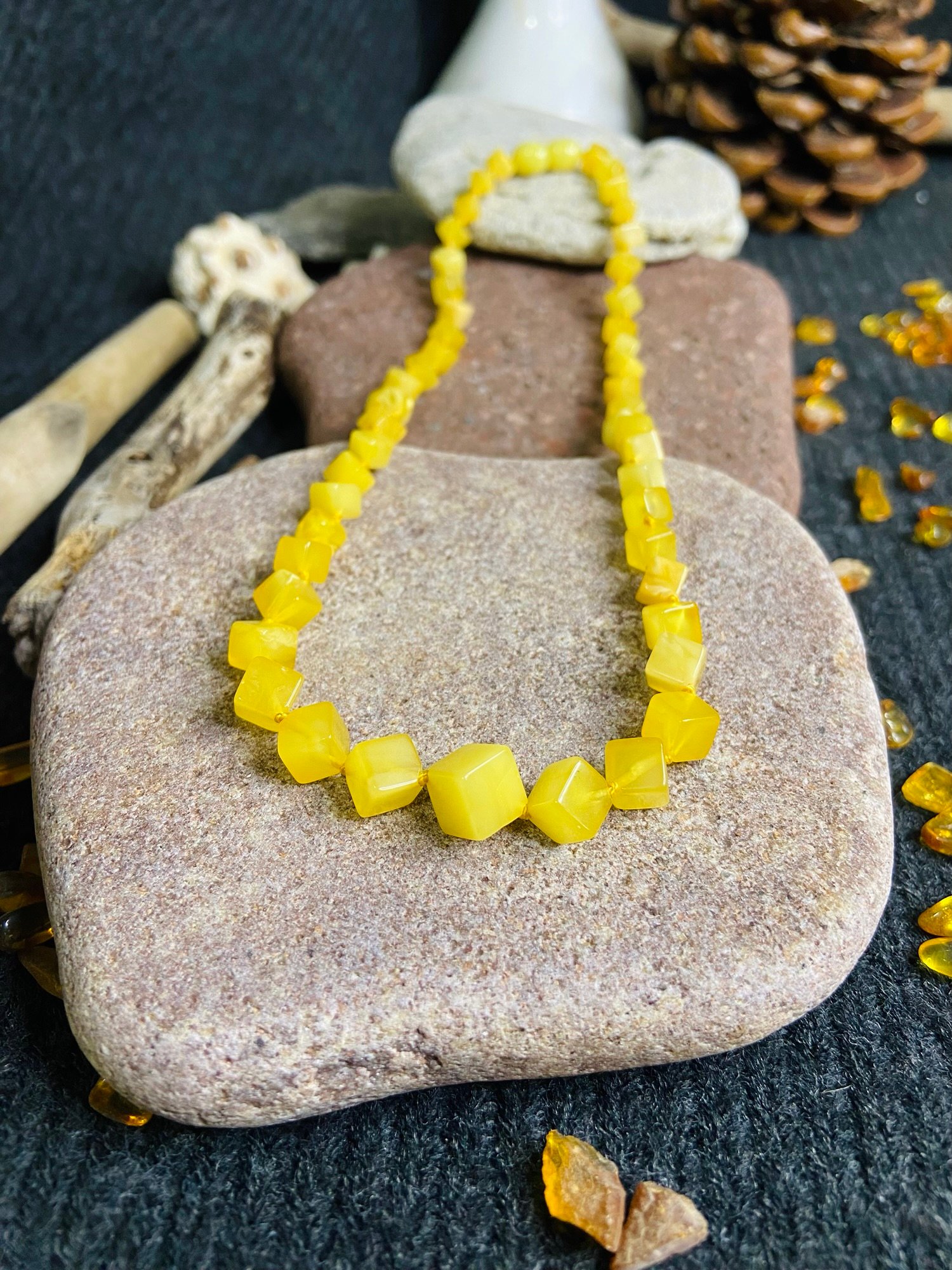 Kubveida formas delikāta dzintara kaklarota dzeltenā krāsā