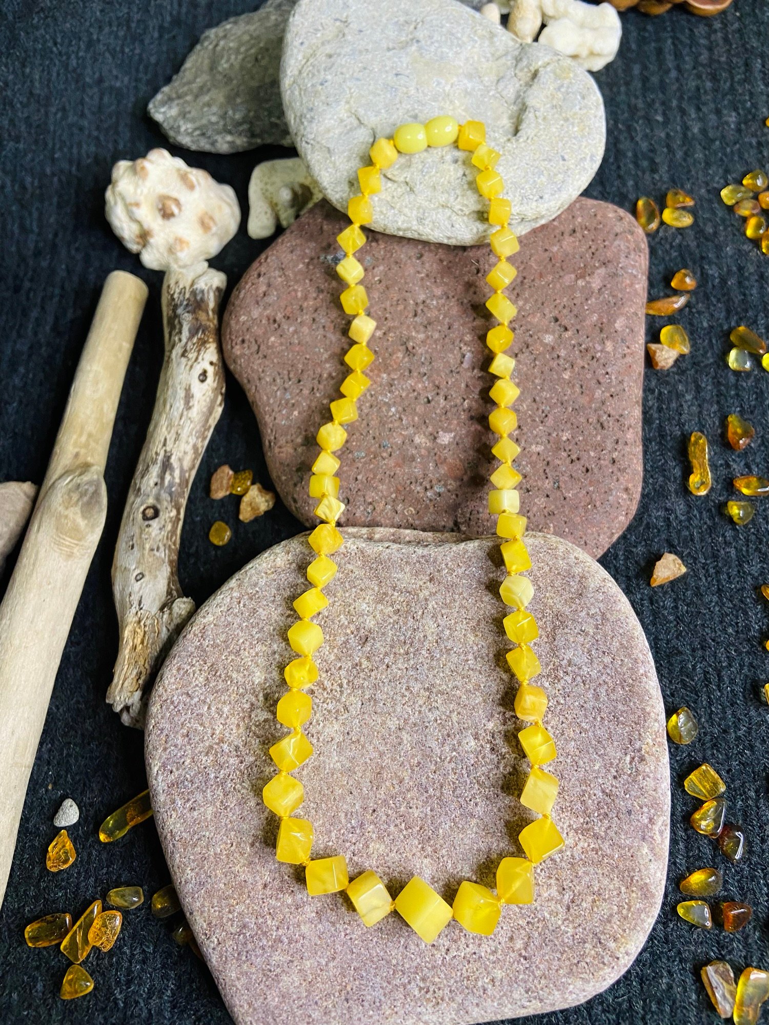 Kubveida formas delikāta dzintara kaklarota dzeltenā krāsā