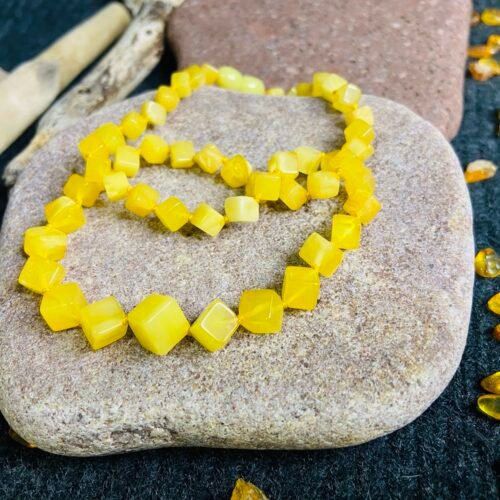 Kubveida formas delikāta dzintara kaklarota dzeltenā krāsā