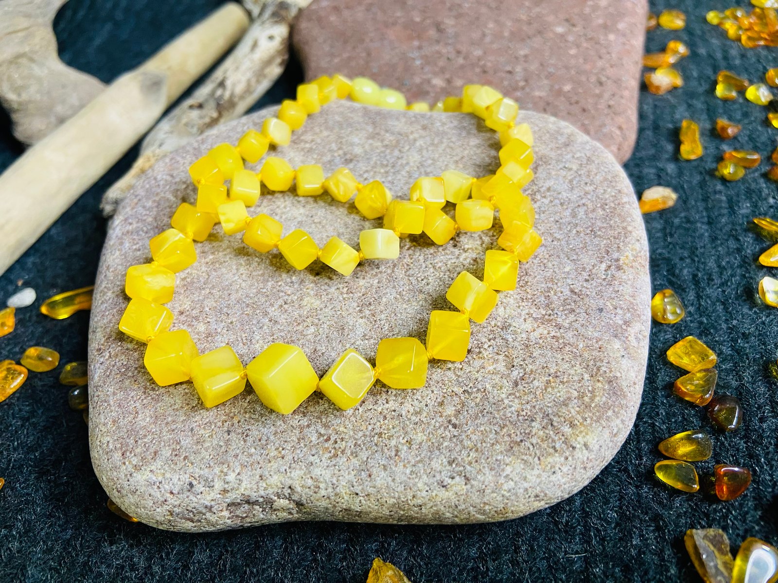 Kubveida formas delikāta dzintara kaklarota dzeltenā krāsā