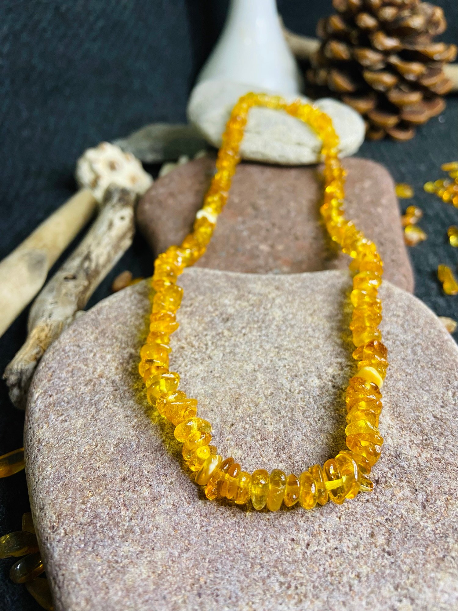 img_2912.jpg Tradicionālās latviešu Dzintara kaklarotas ar šķeltajām pērlītēm