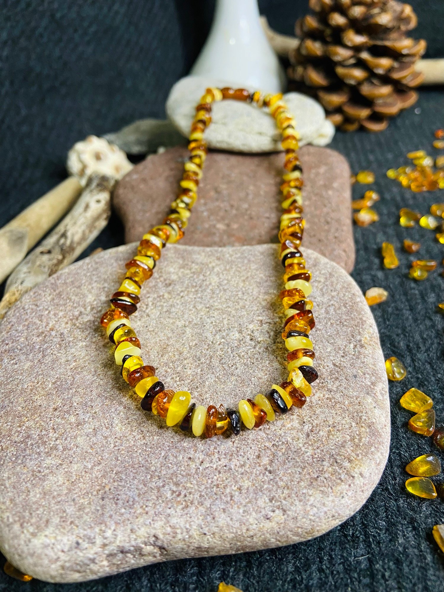 img_2913.jpg Tradicionālās latviešu Dzintara kaklarotas ar šķeltajām pērlītēm