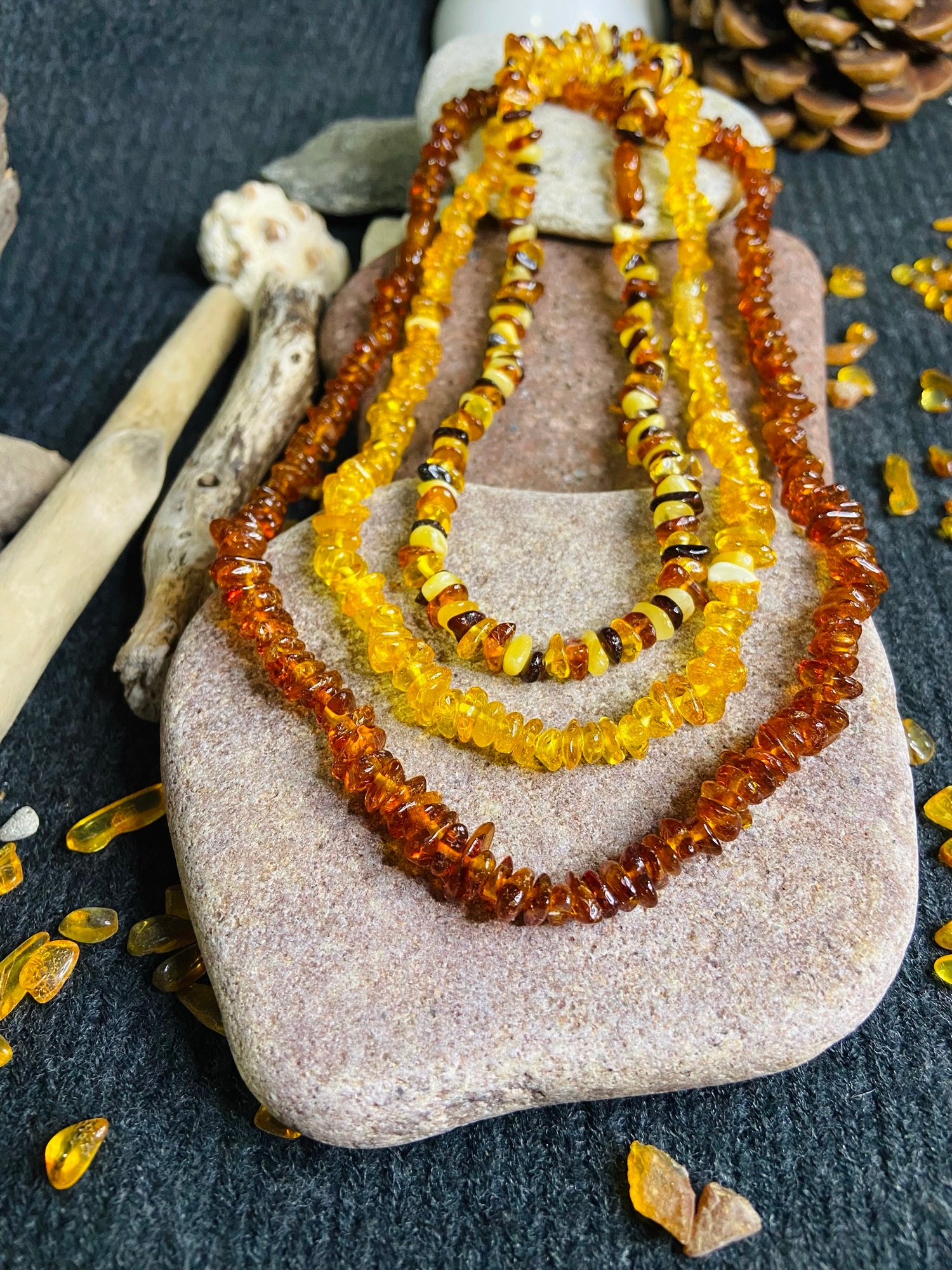 img_2914.jpg Tradicionālās latviešu Dzintara kaklarotas ar šķeltajām pērlītēm