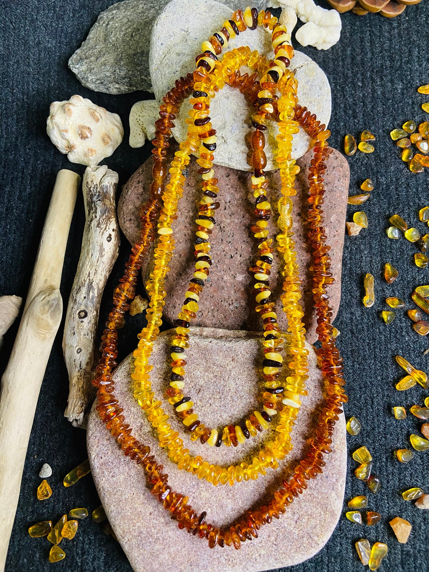 img_2915.jpg Tradicionālās latviešu Dzintara kaklarotas ar šķeltajām pērlītēm