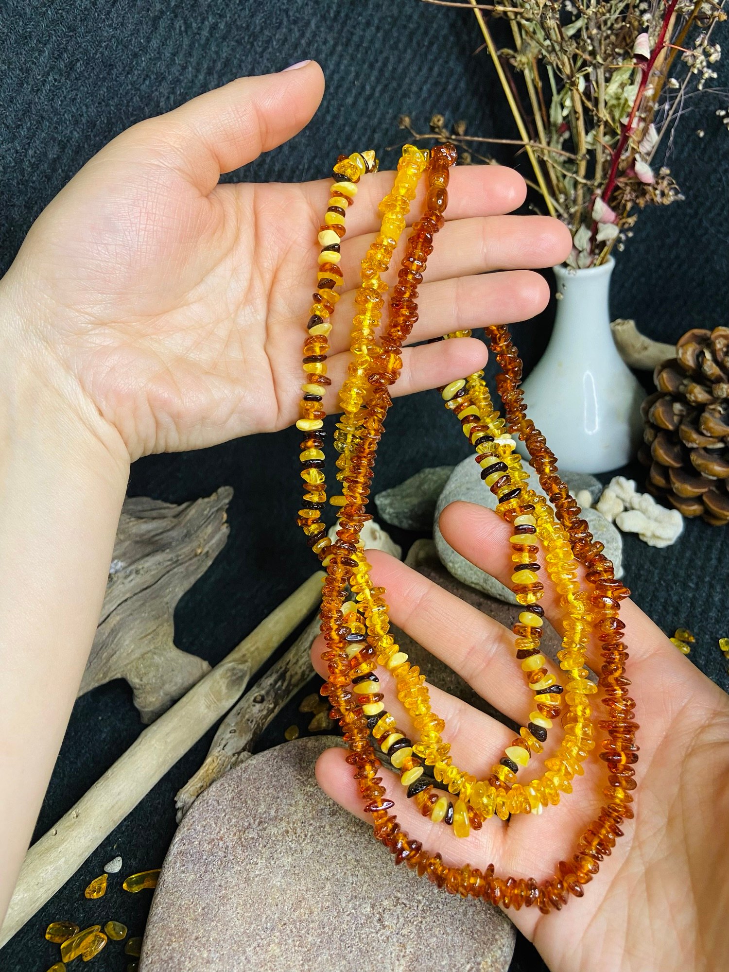 img_2916.jpg Tradicionālās latviešu Dzintara kaklarotas ar šķeltajām pērlītēm