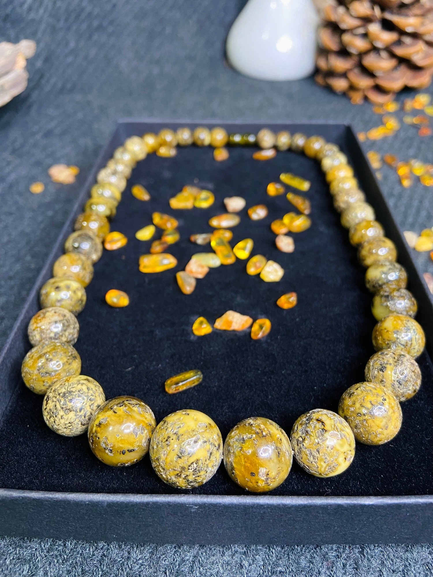 img_2945-jpg Latviešu Dzintara kaklarotas klasika ar lielām, apaļām pērlītēm