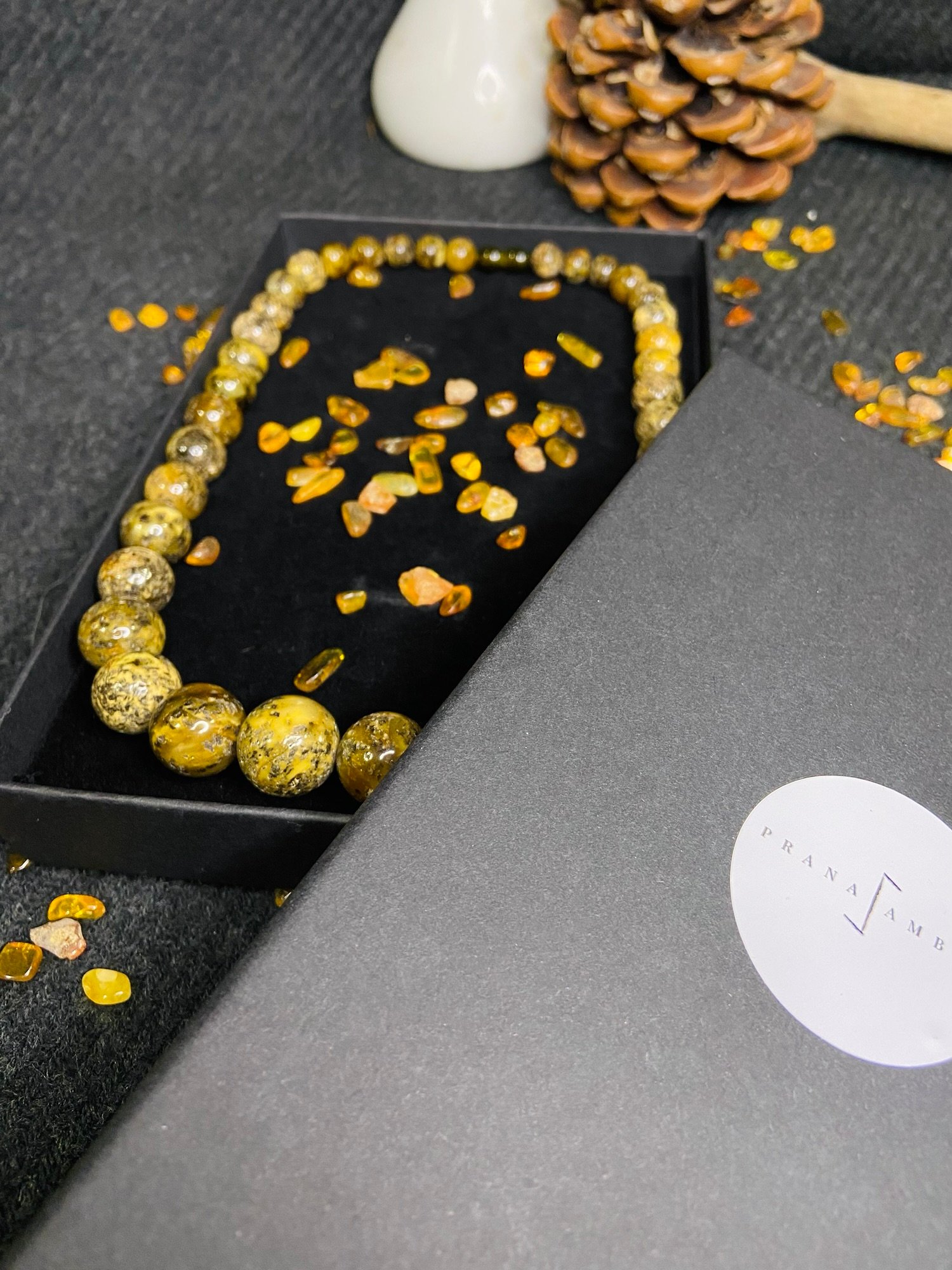 img_2948-jpg Latviešu Dzintara kaklarotas klasika ar lielām, apaļām pērlītēm