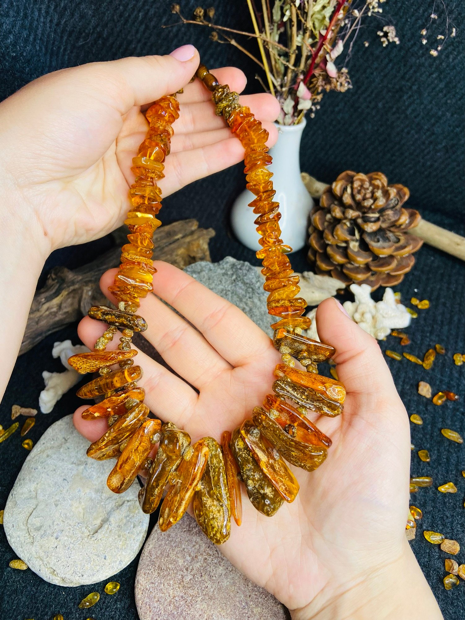 Karaliskā Dzintara kaklarota ar milzīgiem dzintara gabaliem