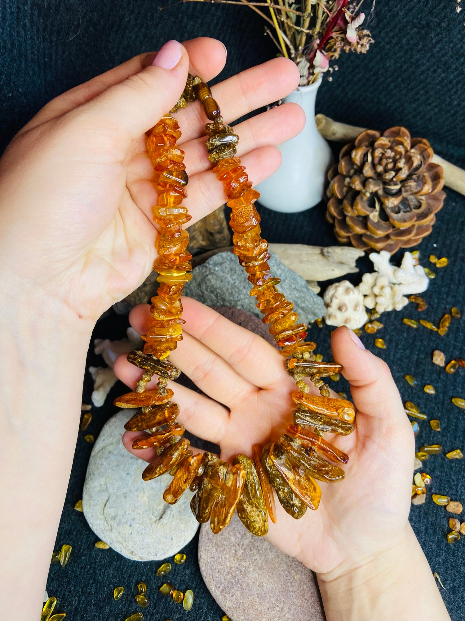 Karaliskā Dzintara kaklarota ar milzīgiem dzintara gabaliem