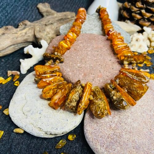 Karaliskā Dzintara kaklarota ar milzīgiem dzintara gabaliem