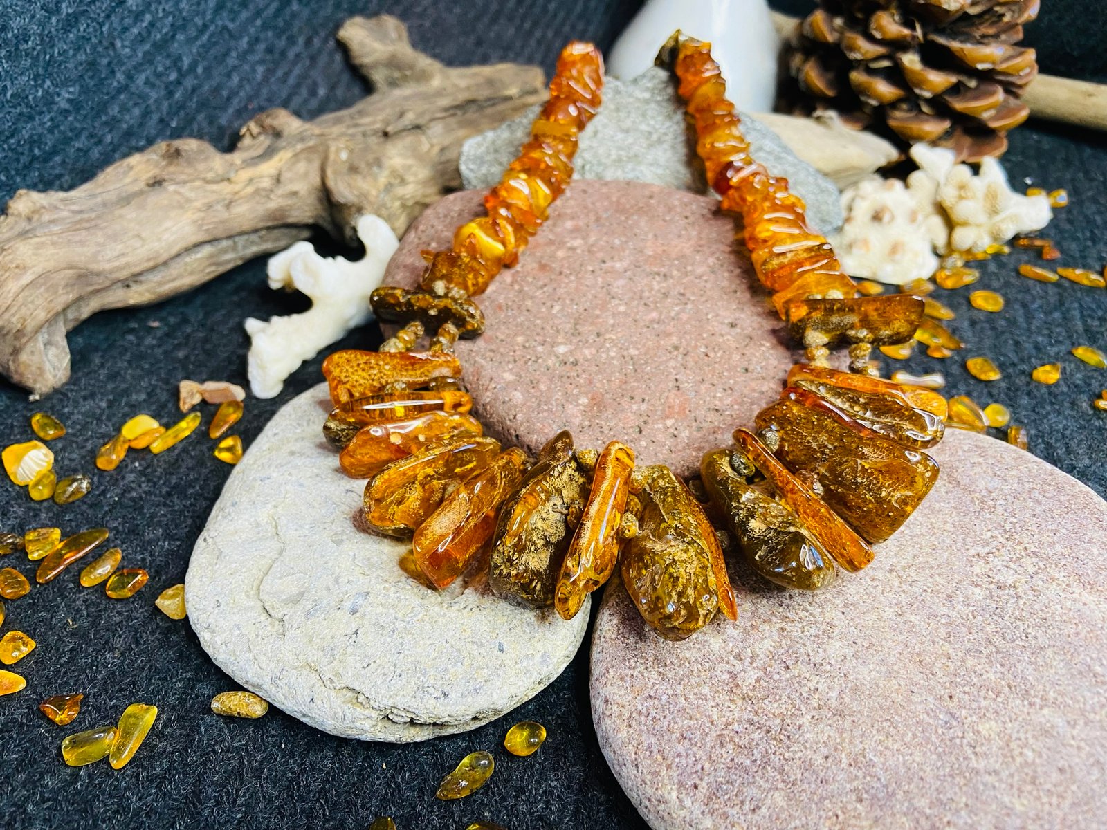 Karaliskā Dzintara kaklarota ar milzīgiem dzintara gabaliem