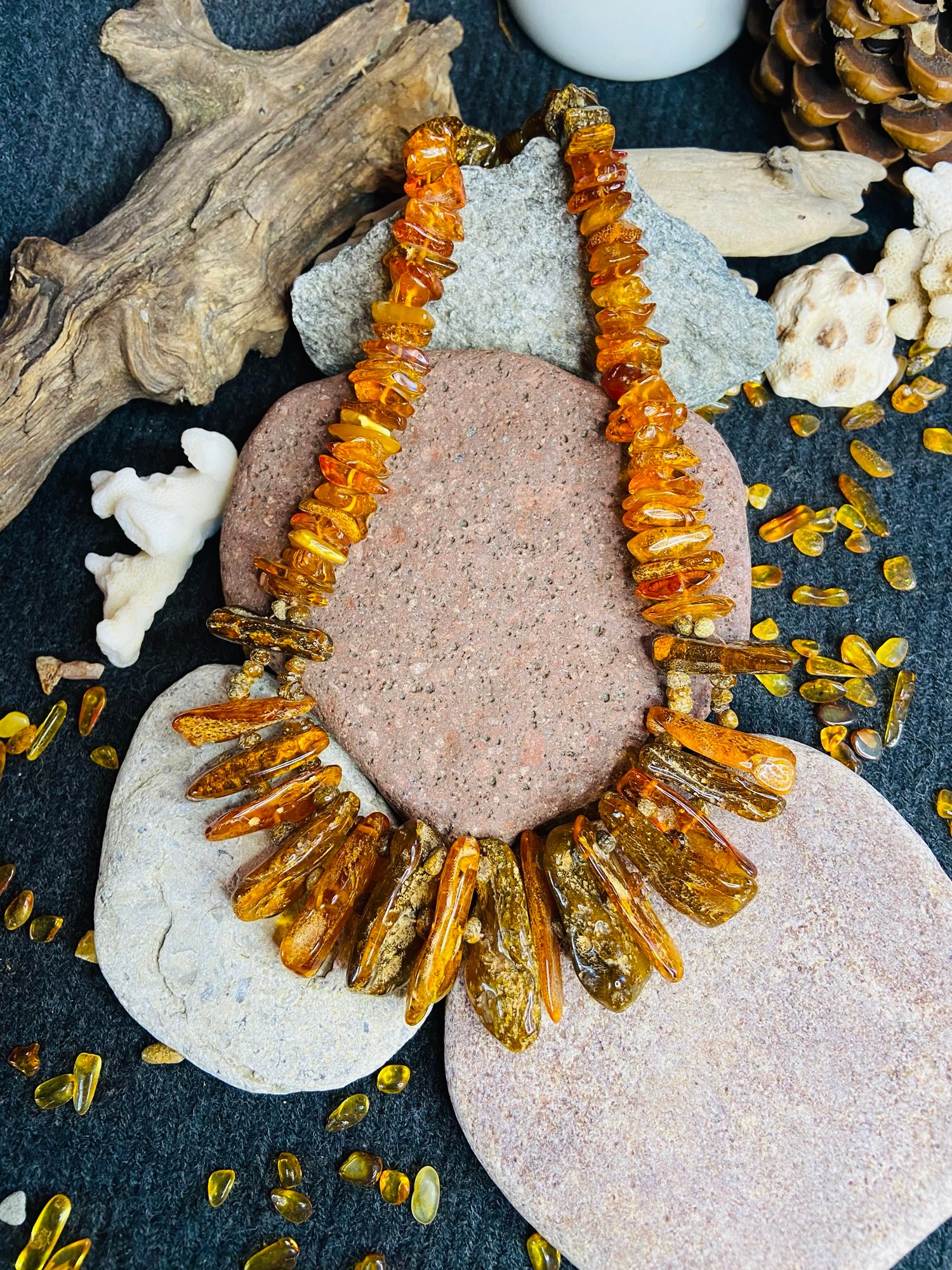 Karaliskā Dzintara kaklarota ar milzīgiem dzintara gabaliem