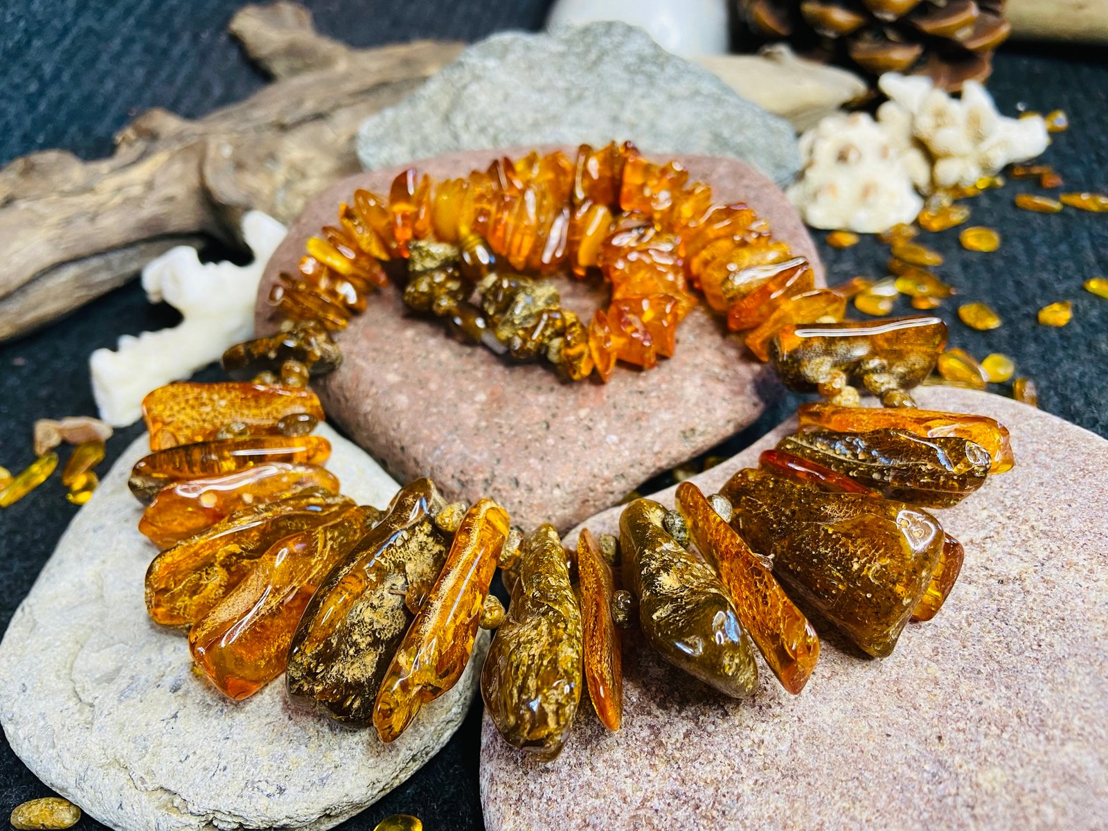 Karaliskā Dzintara kaklarota ar milzīgiem dzintara gabaliem