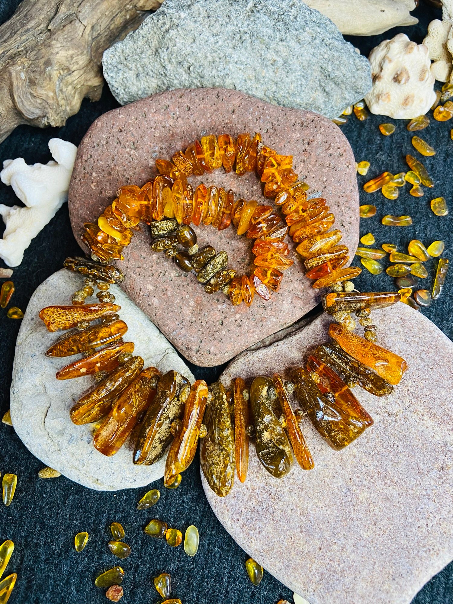 Karaliskā Dzintara kaklarota ar milzīgiem dzintara gabaliem