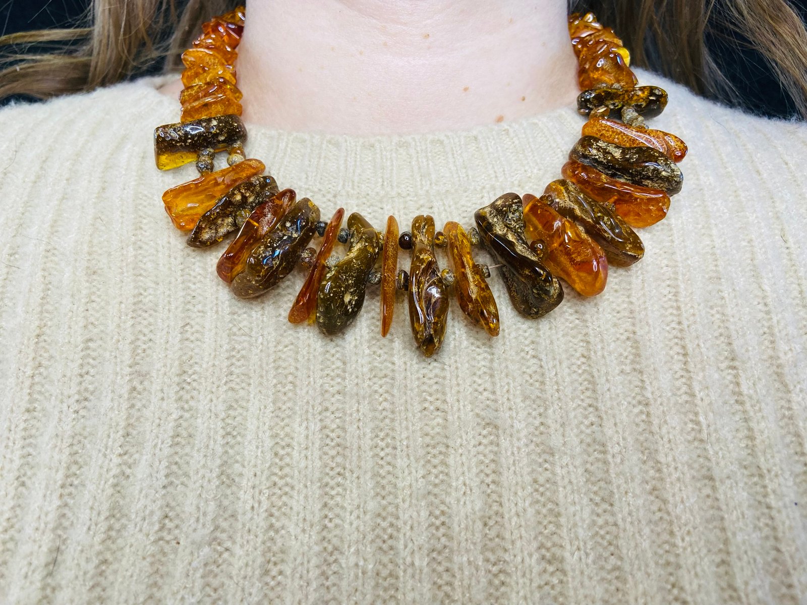 Karaliskā Dzintara kaklarota ar milzīgiem dzintara gabaliem