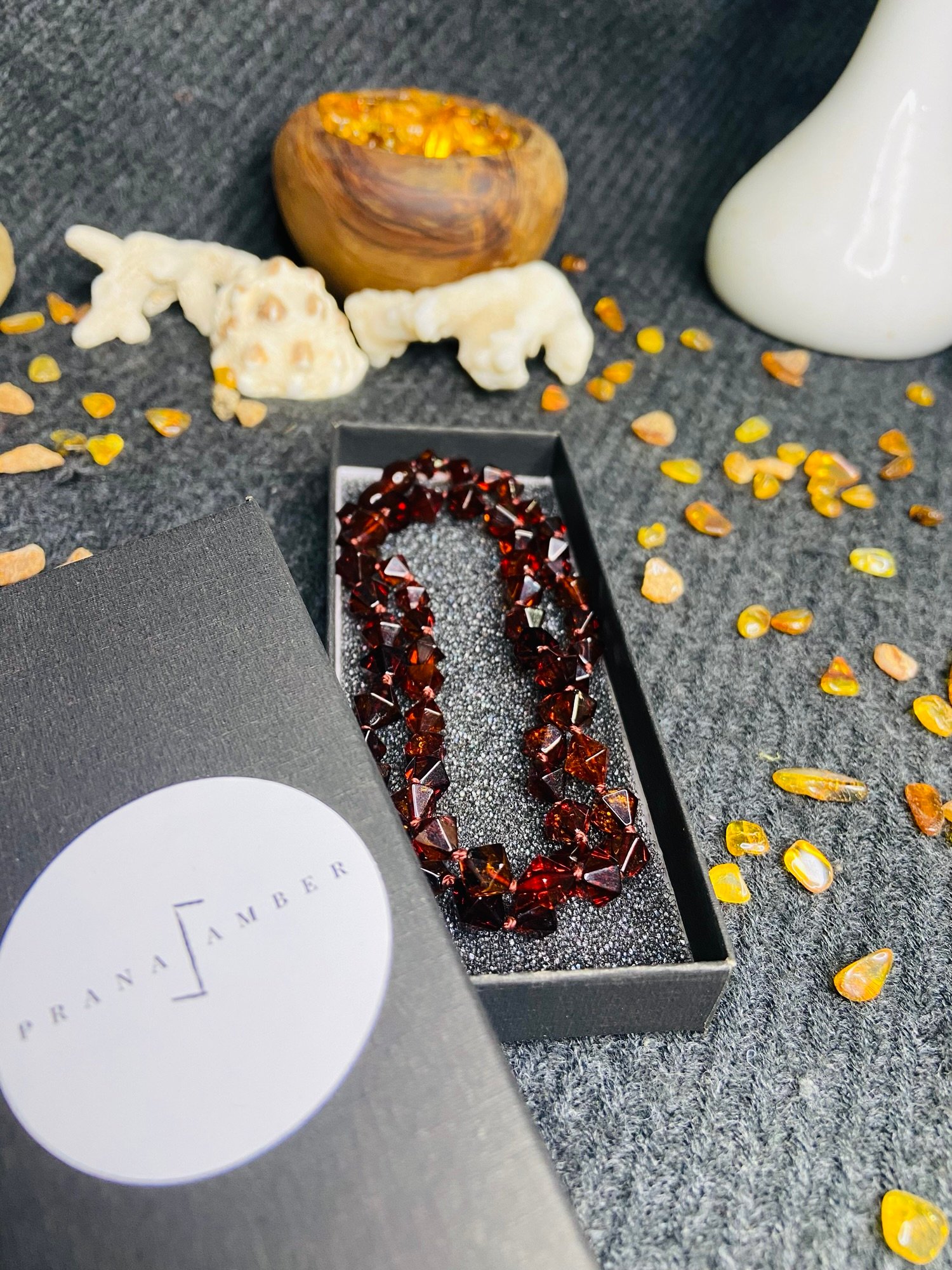 Romba formas delikāta dzintara kaklarota tumšā ķiršu krāsā