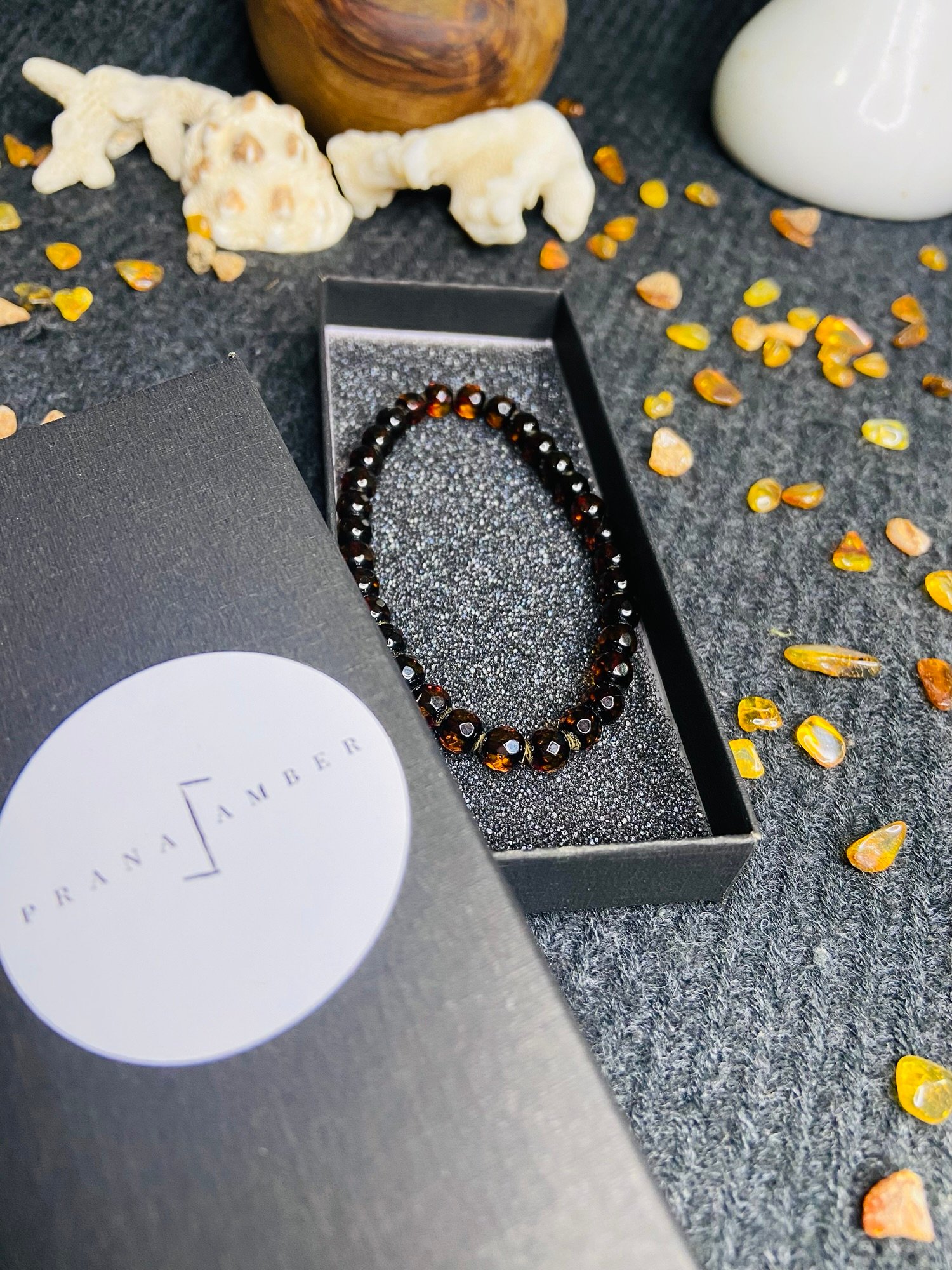 img_2994-jpg Krāsu mainošā Dzintara komplekts - aproce un kaklarota