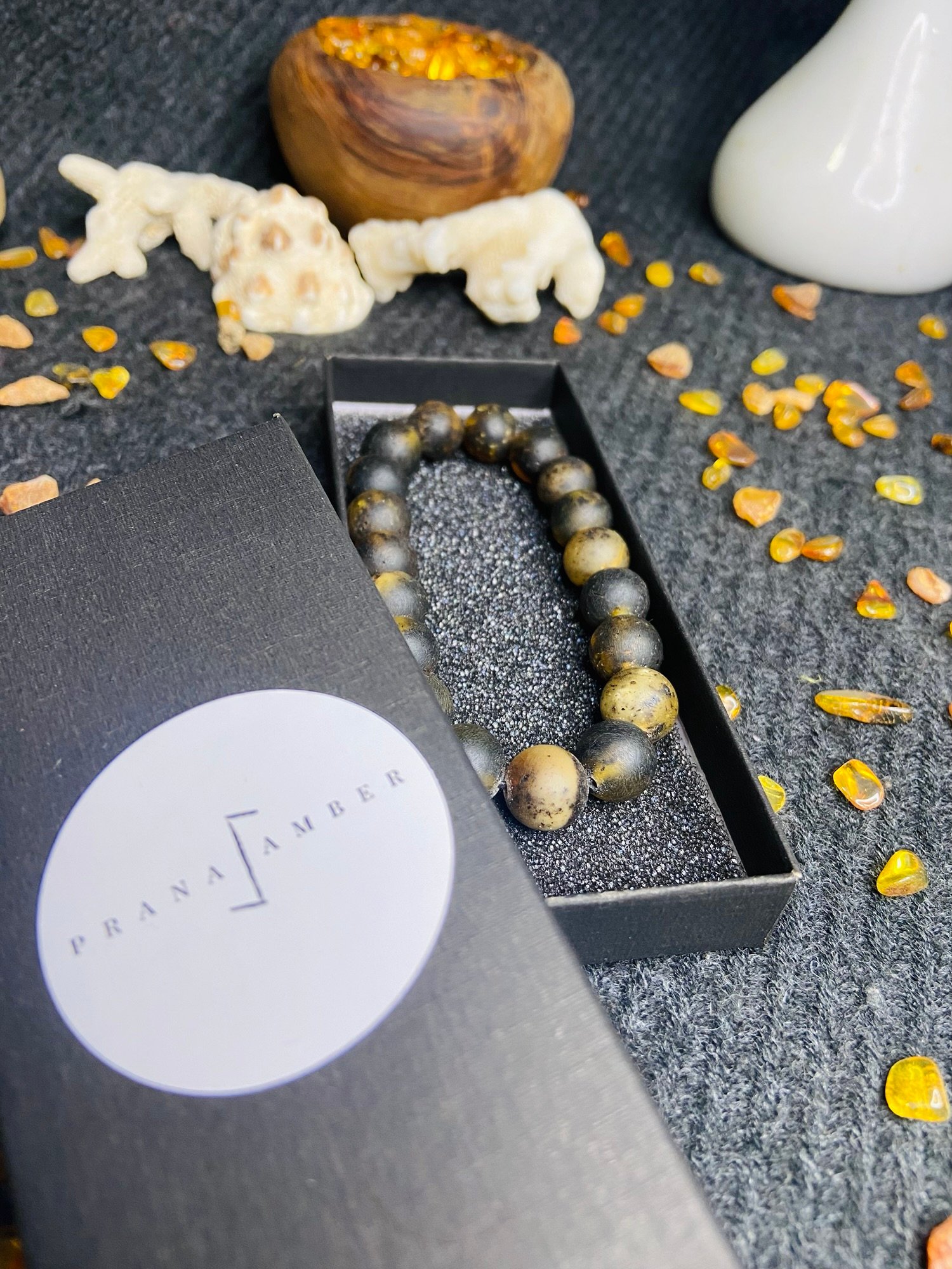 img_2999-jpg Purva Dzintara apaļas formas aproce, 10mm pērlītes