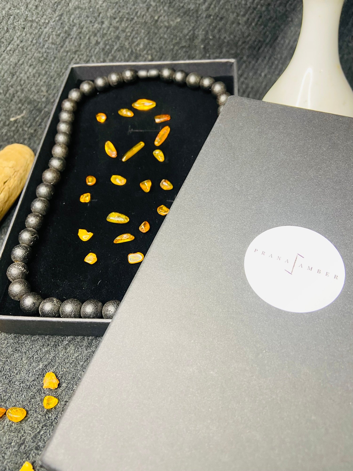 img_3004-jpg Grauzdētā Dzintara Kaklarota ar piķa melnām, lielām pērlītēm