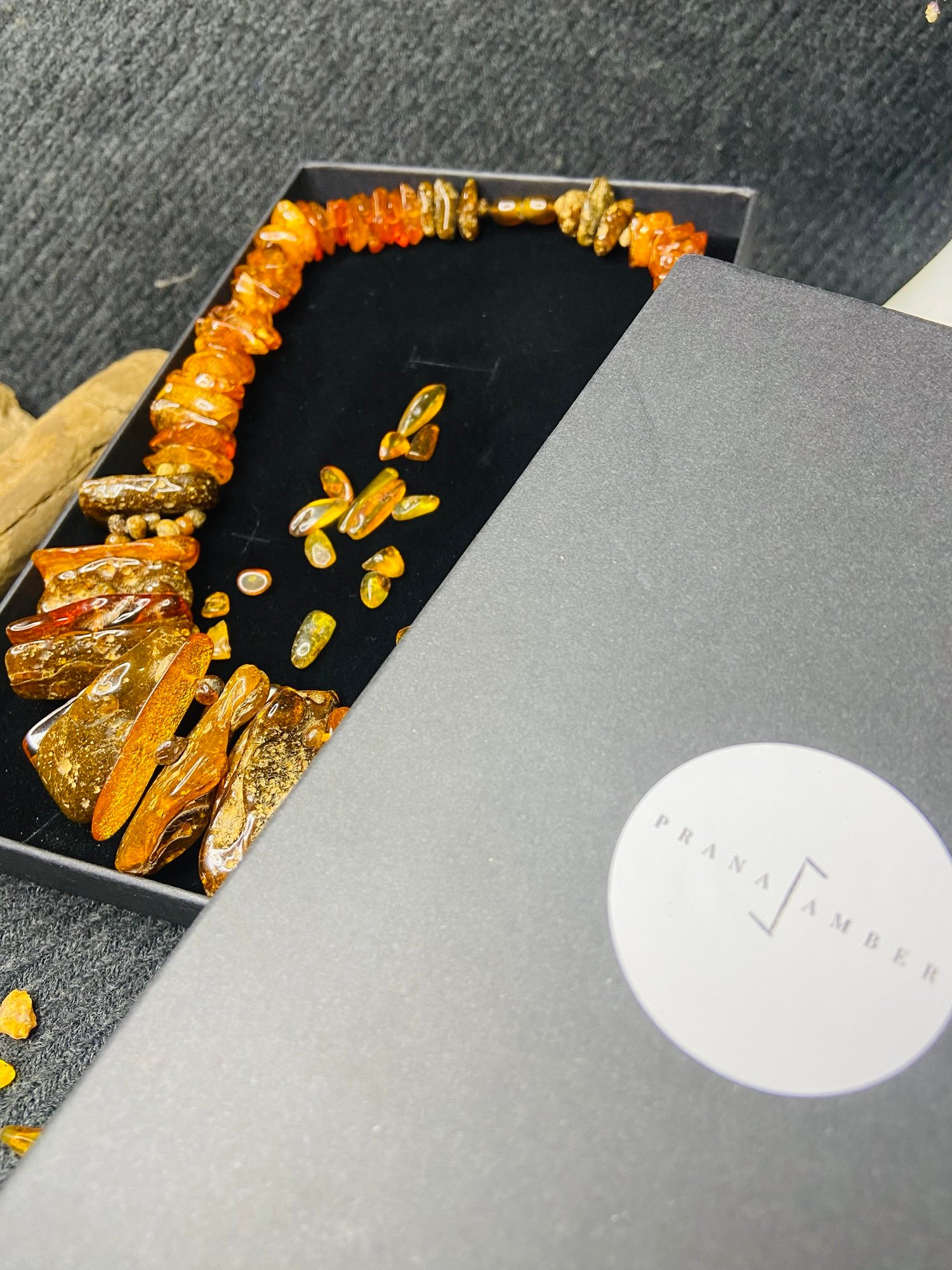 Karaliskā Dzintara kaklarota ar milzīgiem dzintara gabaliem