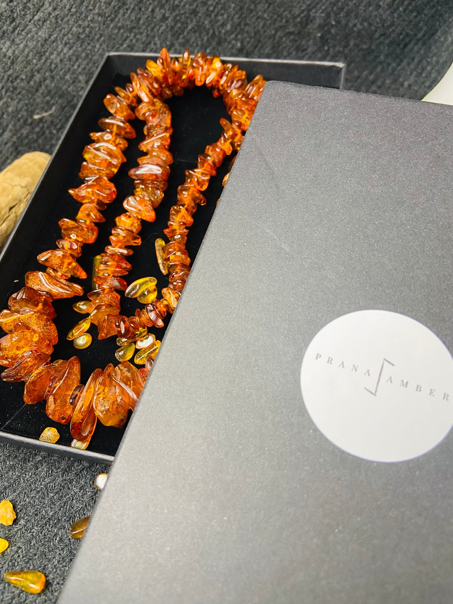 img_3011.jpg Lielizmēra šķelto pērlīšu kaklarota dzidrā konjaka krāsā