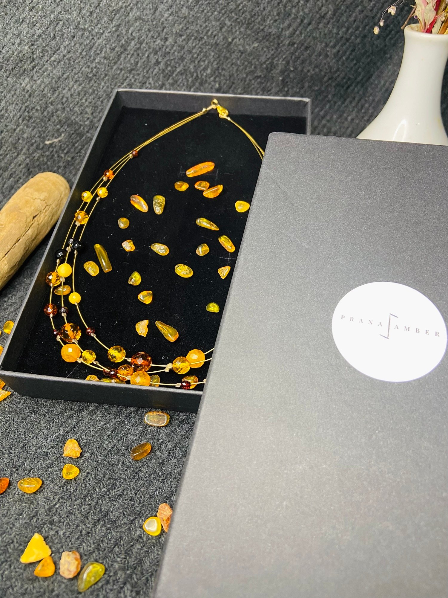 img_3014-jpg Izsmalcināta Dzintara trīs virteņu kaklarota ar fasētām pērlītēm