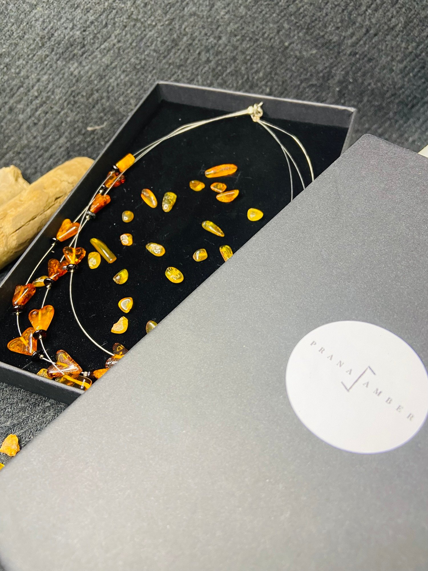 img_3015-jpg Trīs virteņu Dzintara kaklarota ar sirsniņu formas pērlītēm