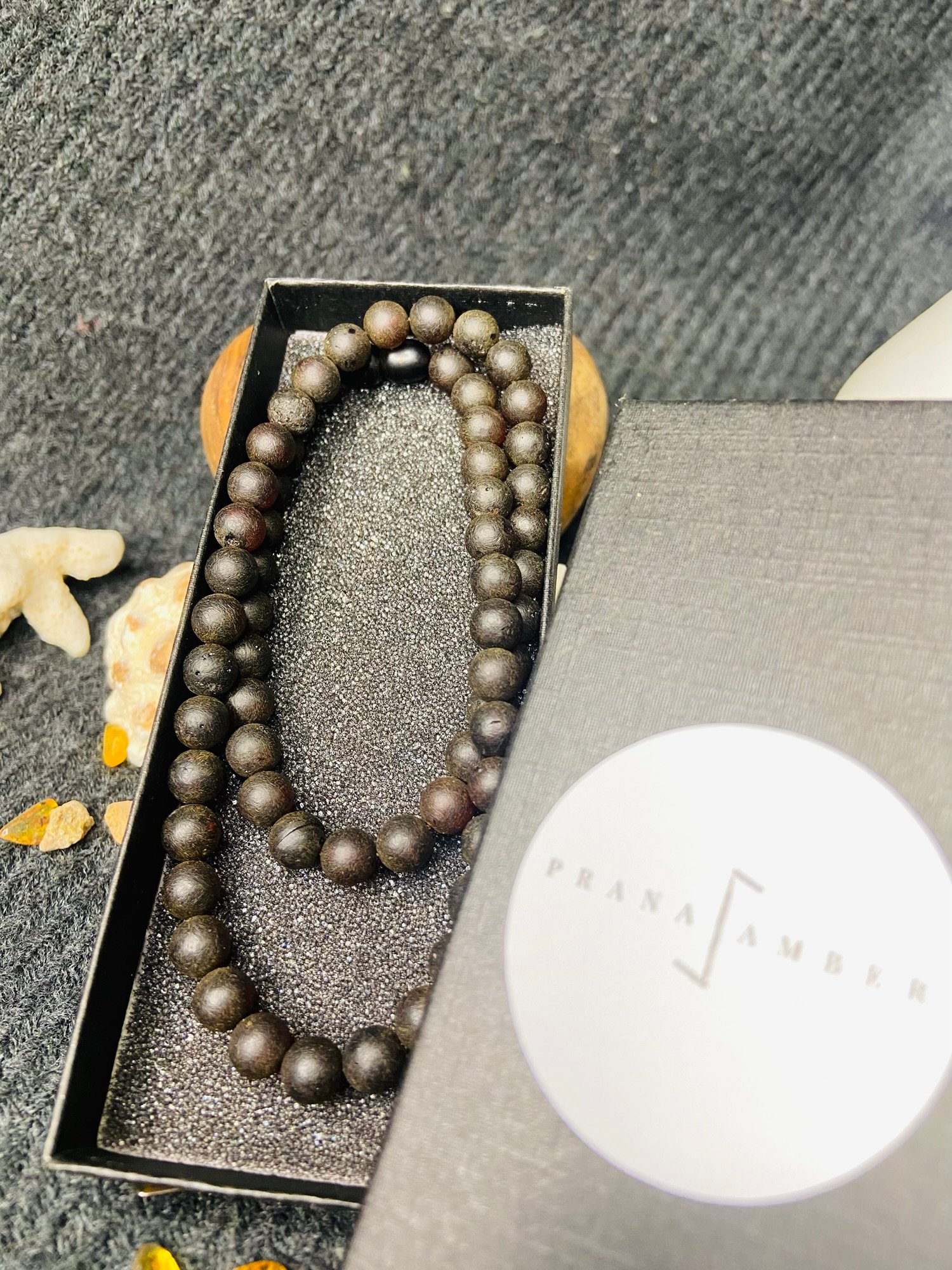 img_3032-jpg Melna grauzdētā dzintara kaklarota ar smalkām pērlītēm