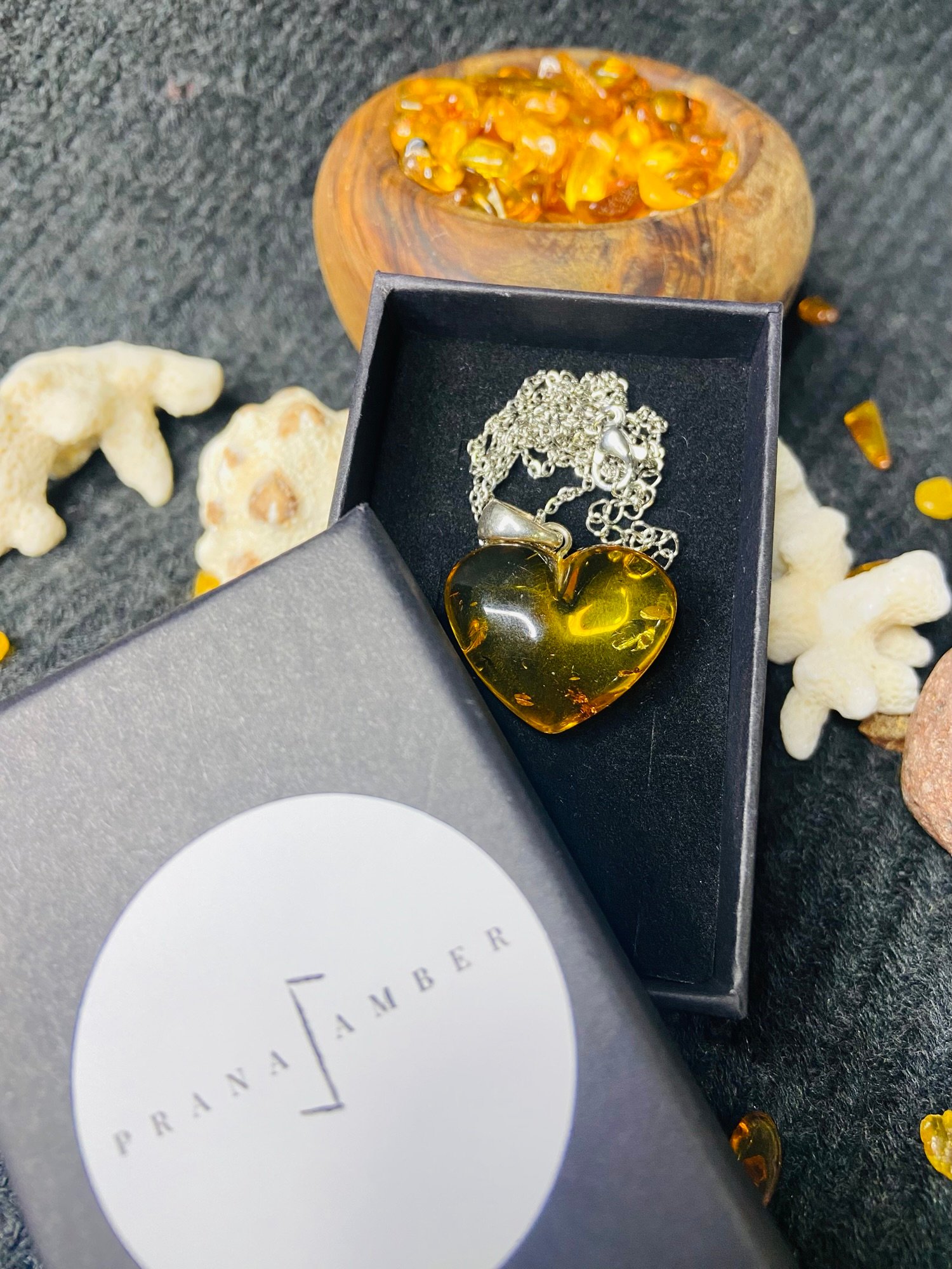 img_3041-jpg Dzintara sudraba sirsniņu kuloni 2 krāsu variācijās