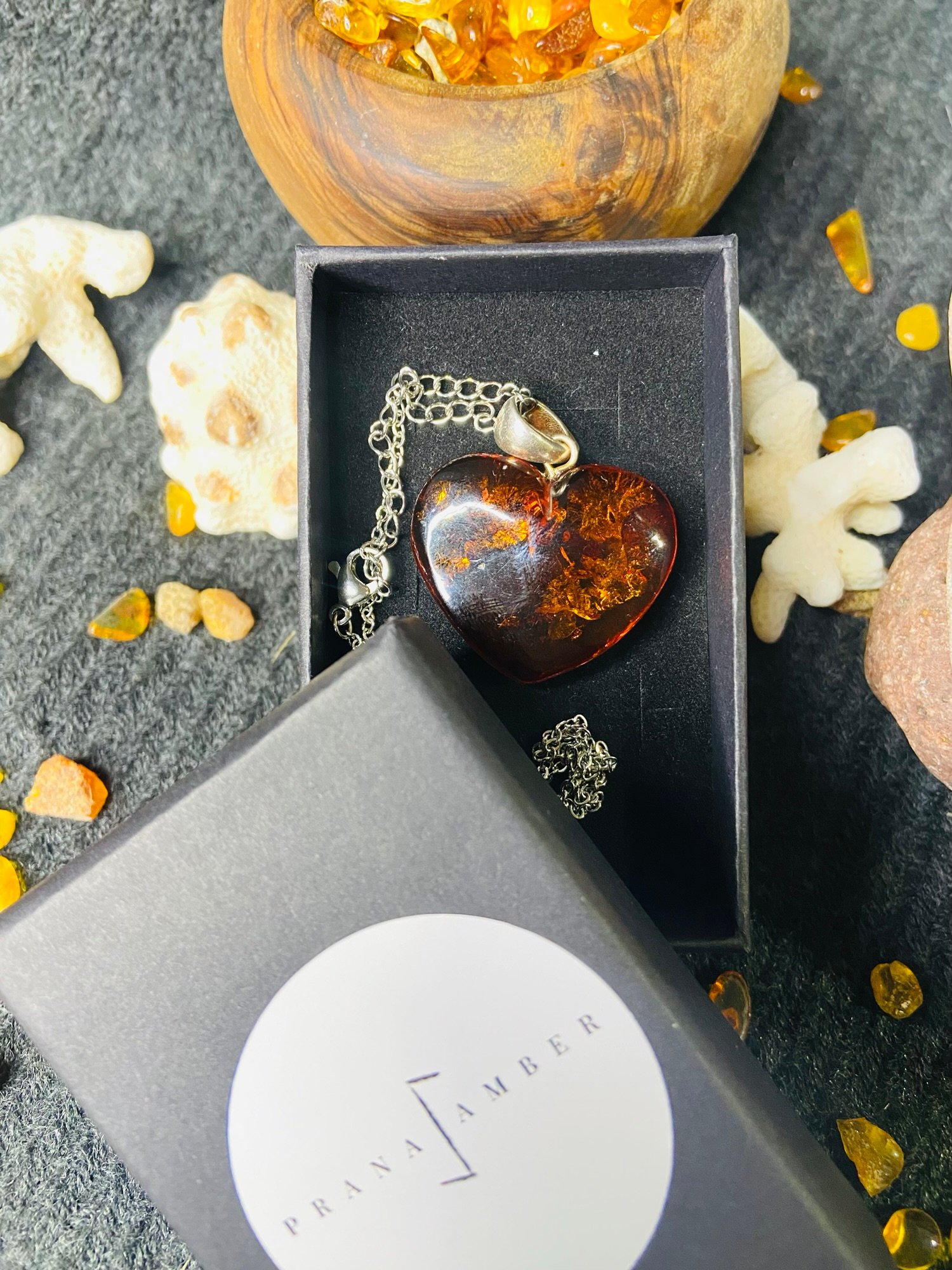 img_3044-jpg Dzintara sudraba sirsniņu kuloni 2 krāsu variācijās