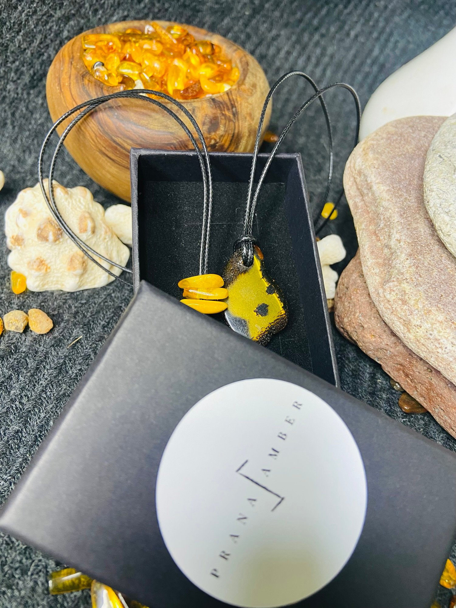 img_3052-jpg Hipiju un Boho stila Dzintara kuloni 3 krāsu variācijās