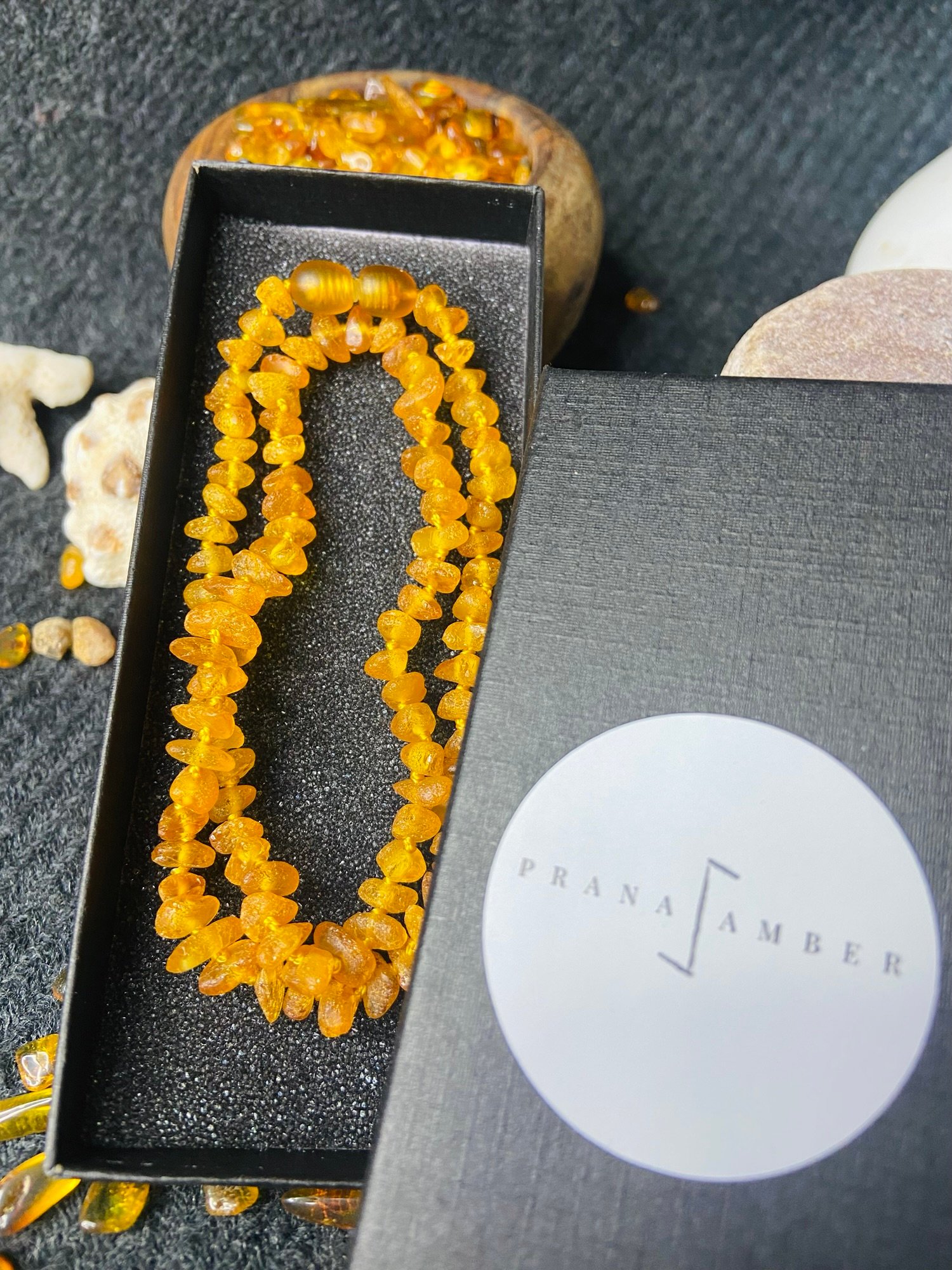 Tradicionālā neapstrādāta dzintara šķelto pērlīšu kaklarota