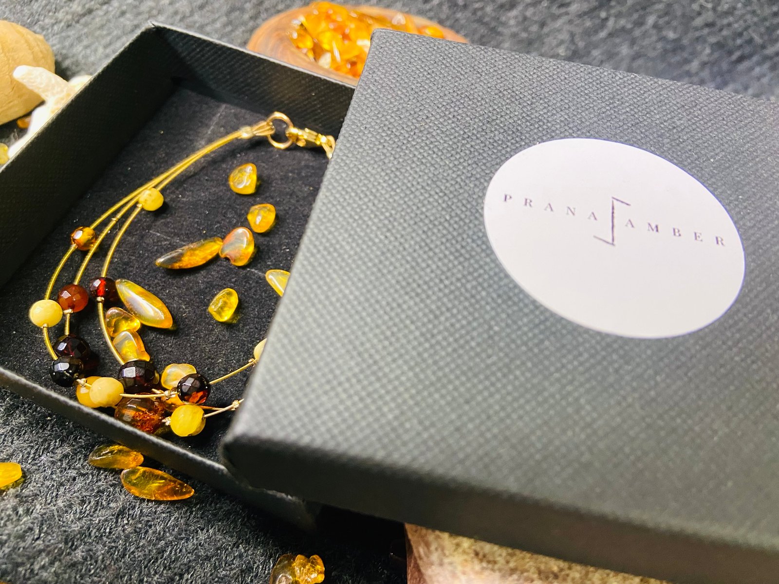 Daudzkrāsainu fasētu pērlīšu unikāla dzintara rokassprādze