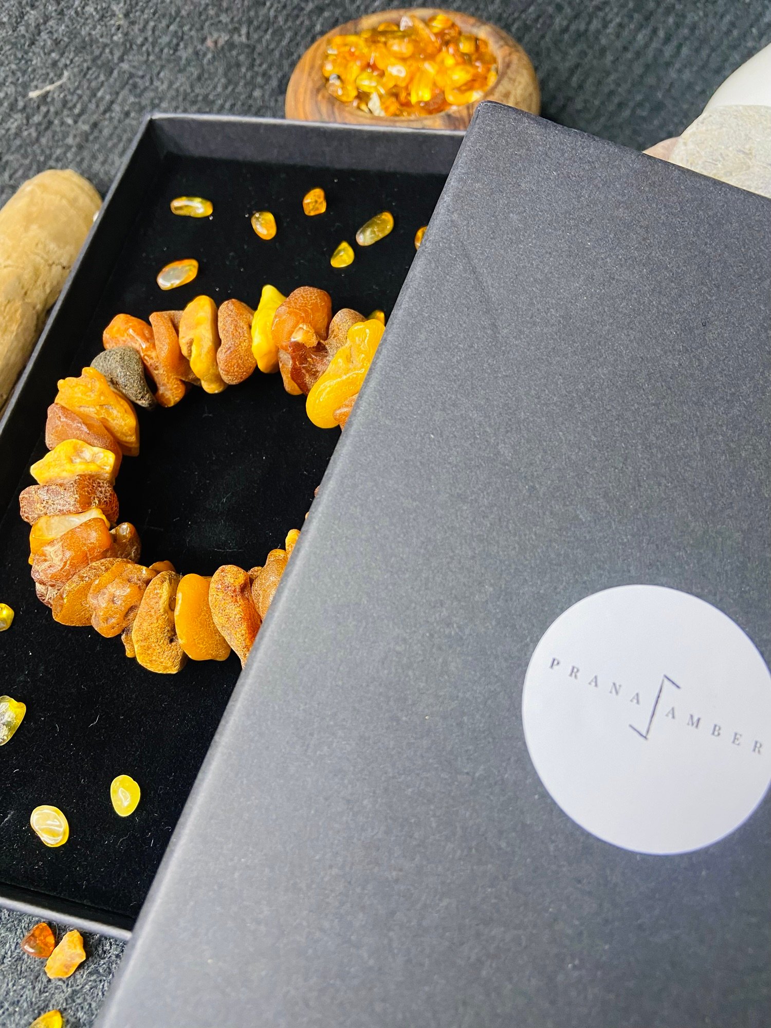 img_3068-jpg Dzintara aproce ar milzīgiem, daudzkrāsainiem šķeltiem gabaliņiem