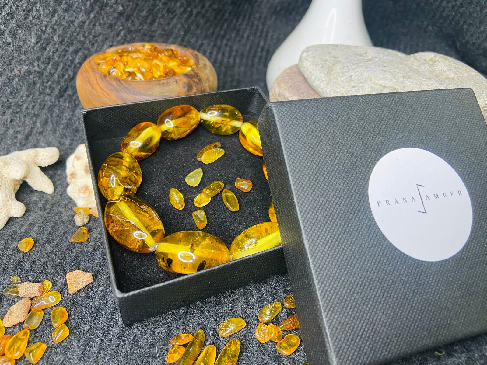 img_3071-jpg Kupla citrona krāsas Dzintara aproce ar unikāliem ietvērumiem