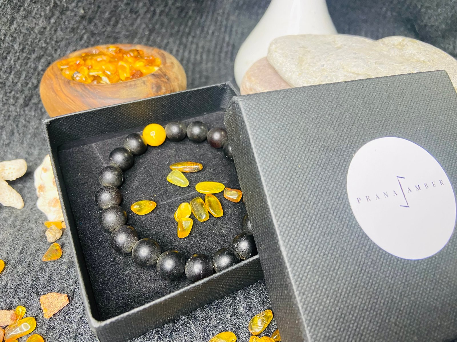 img_3072-jpg Grauzdētā, melnā dzintara aproces ar saulainu detaļu