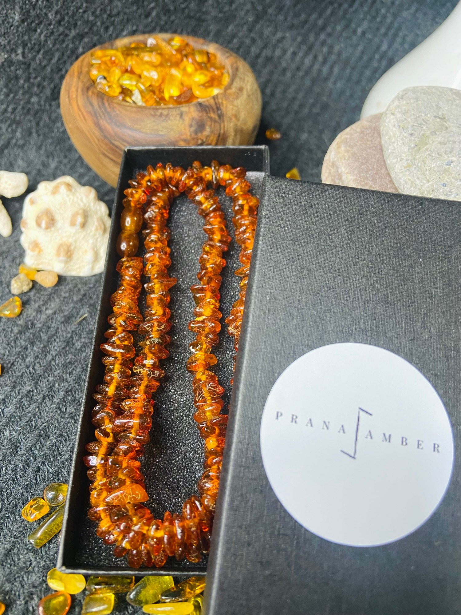 img_3074.jpg Tradicionālās latviešu Dzintara kaklarotas ar šķeltajām pērlītēm