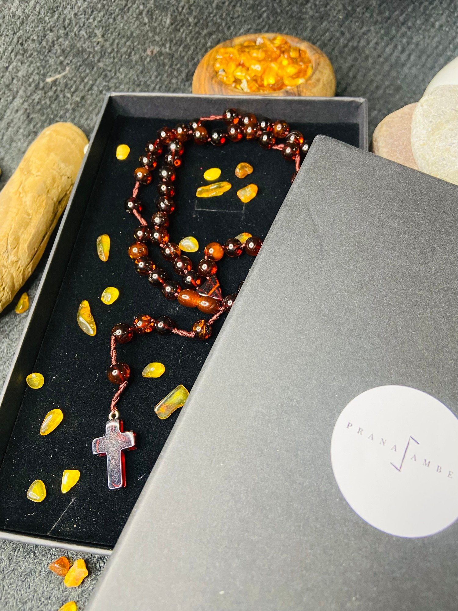 img_3075-jpg Ekskluzīvs Dzintara ķiršu krāsas Katoļu rožukronis